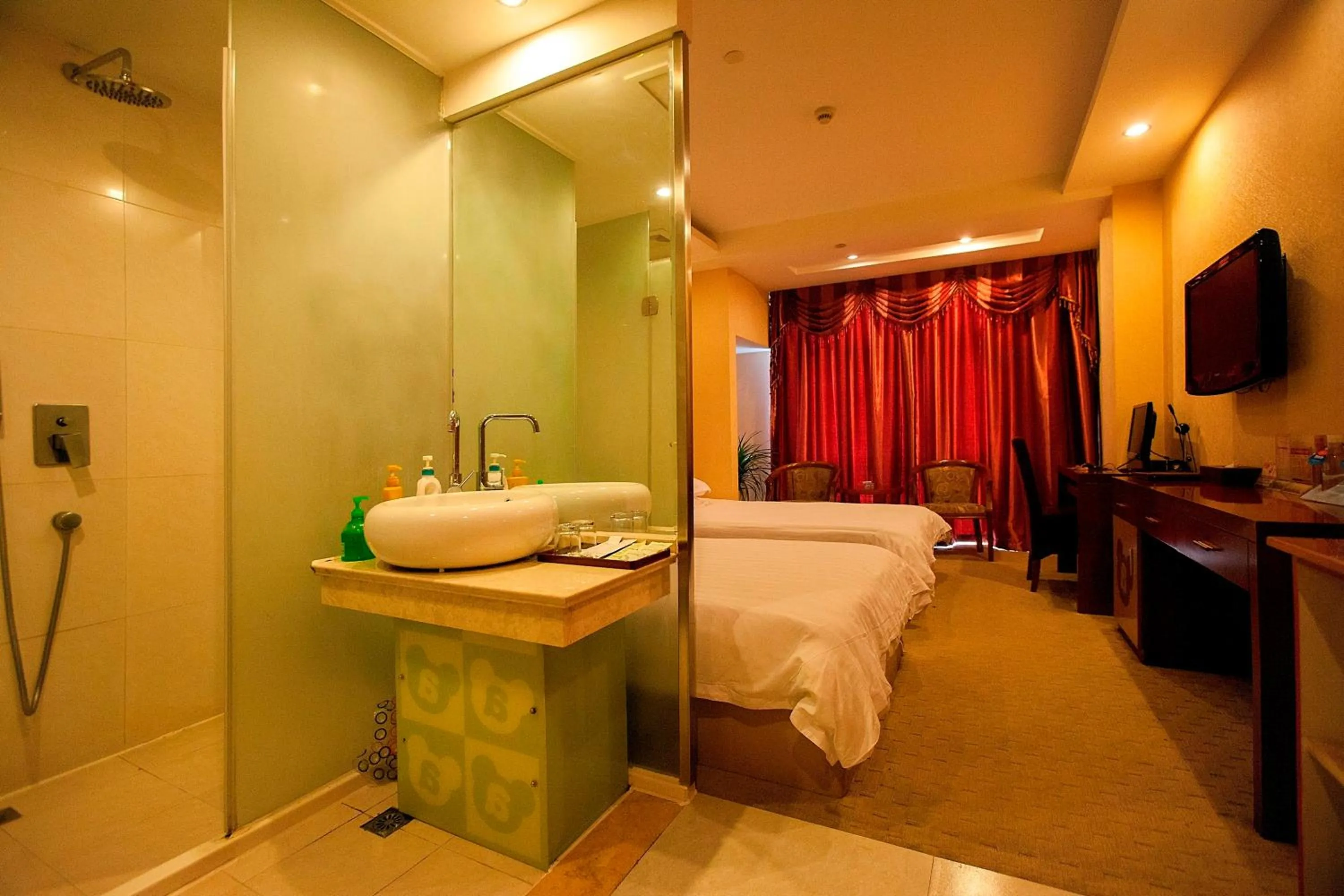 Bathroom, Bed in Yiwu Luckbear Hotel