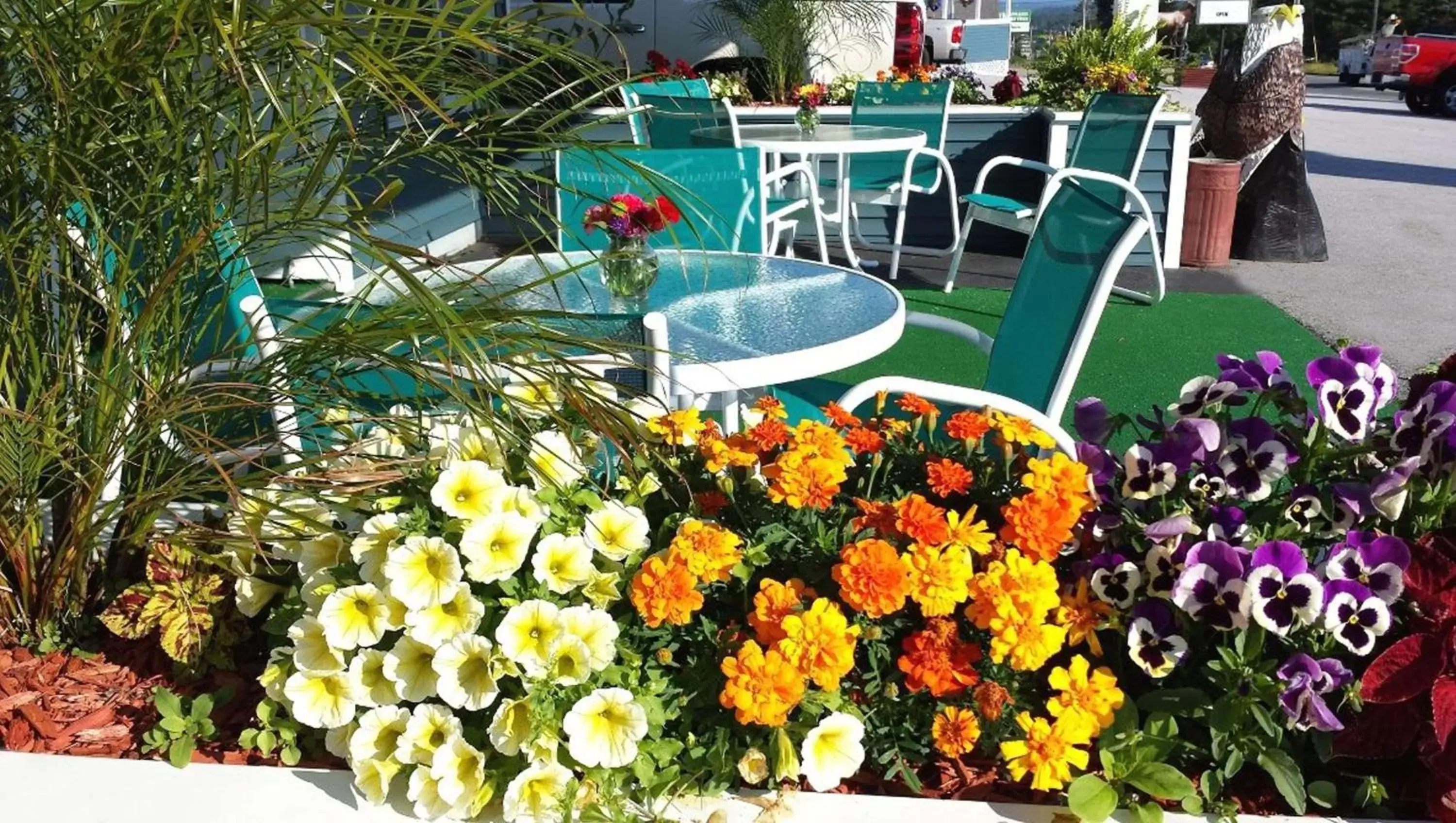 Property building in Colonial Inn Ellsworth Property building in Colonial Inn Ellsworth