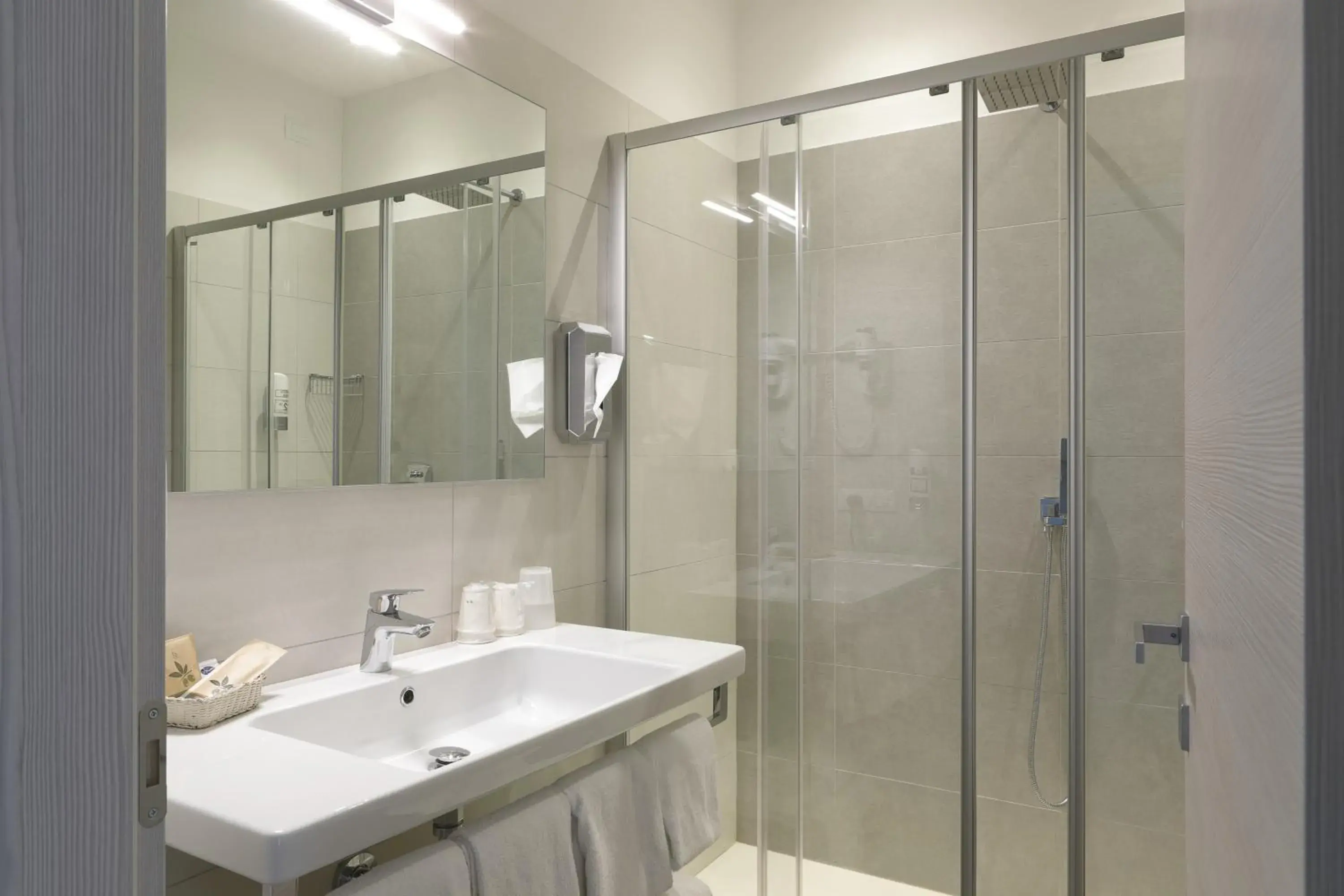 Shower, Bathroom in Hotel Benacus Malcesine