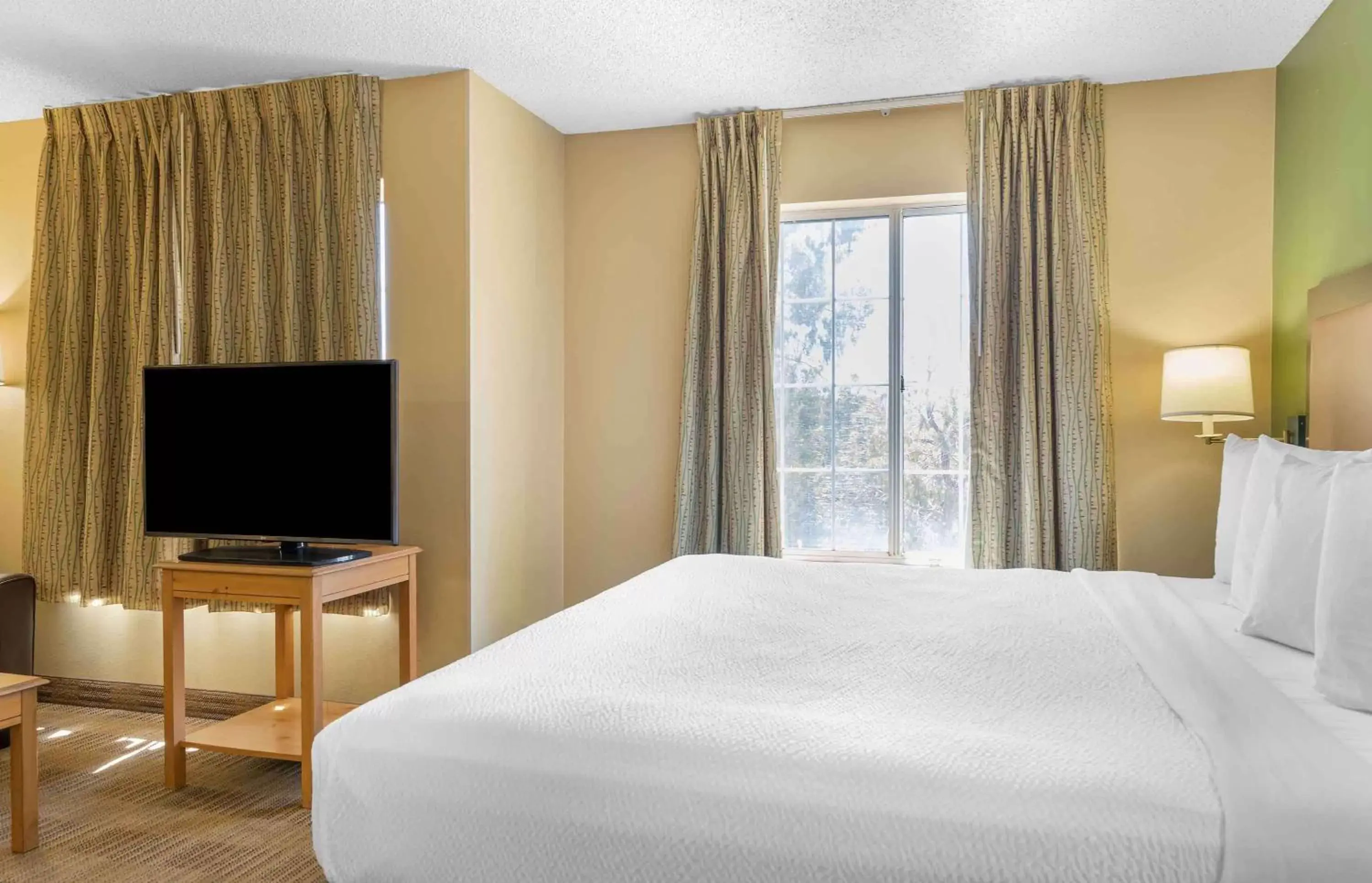 Bedroom, TV/Entertainment Center in Extended Stay America Suites - Los Angeles - Torrance - Del Amo Circle