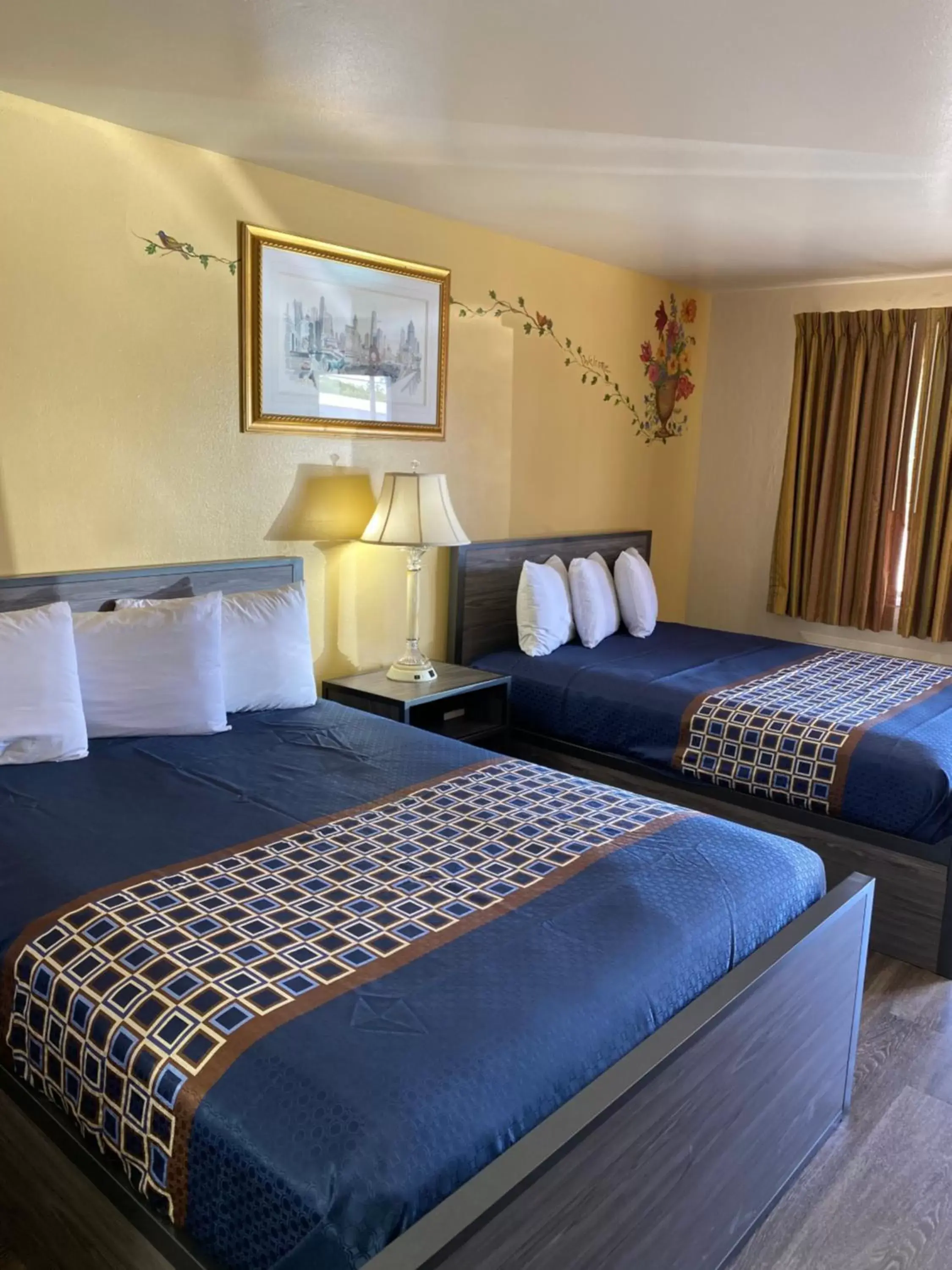 Decorative detail, Bed in Americas Best Value Inn - Legend's Inn