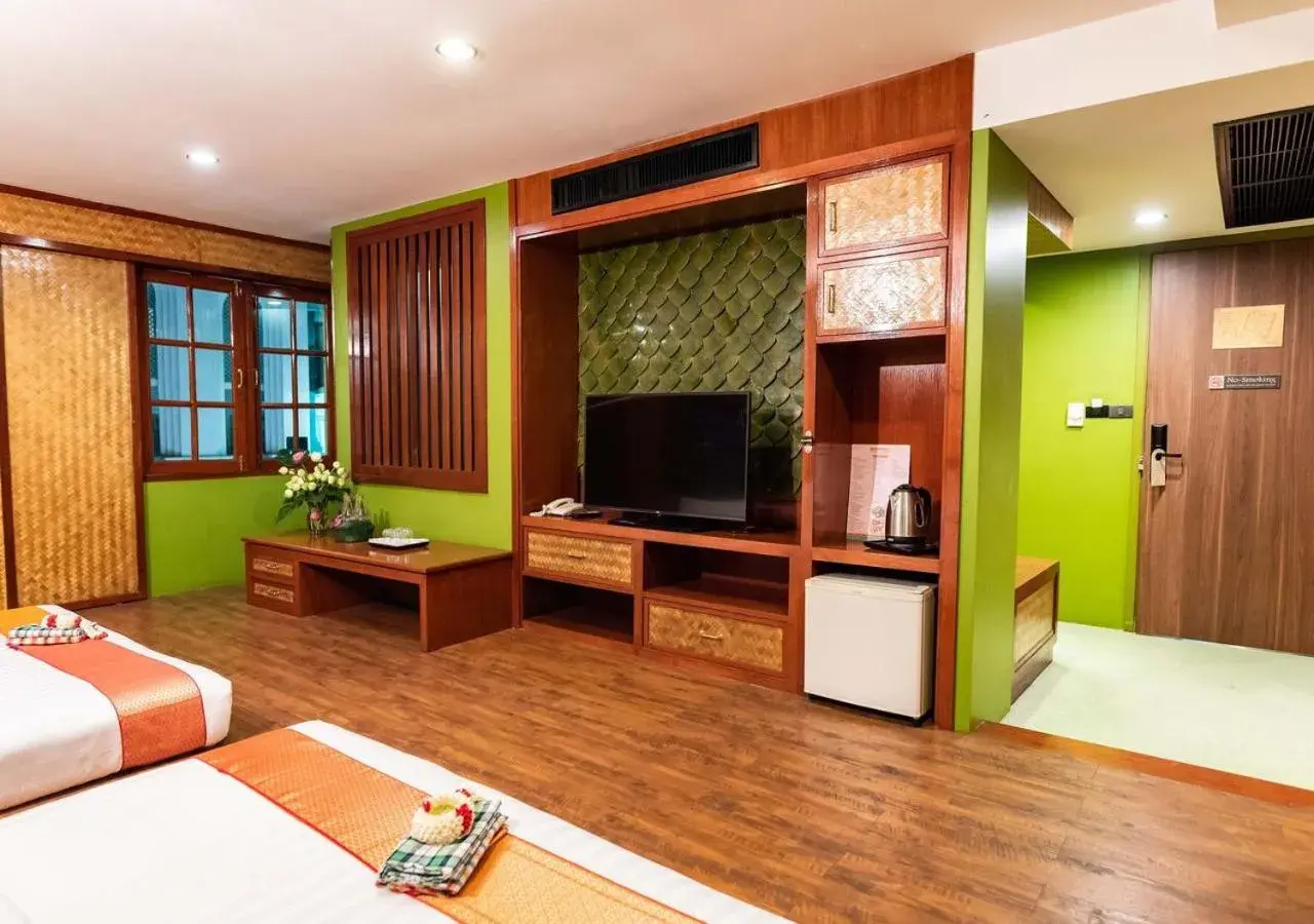 Bedroom, TV/Entertainment Center in Dang Derm Khaosan