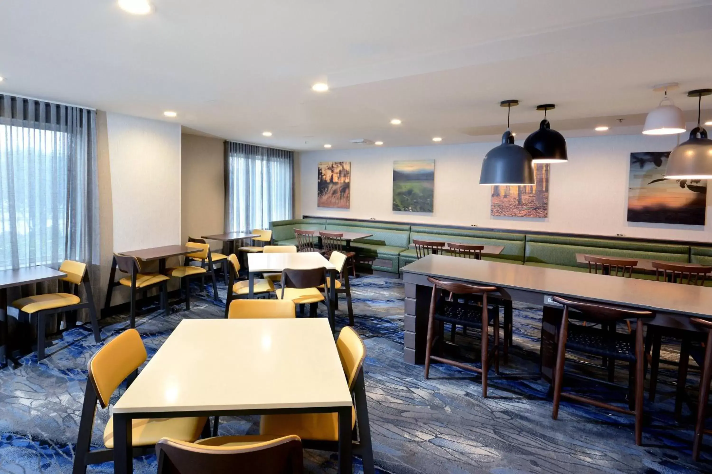 Lobby or reception, Restaurant/Places to Eat in Fairfield Inn Greensboro Airport