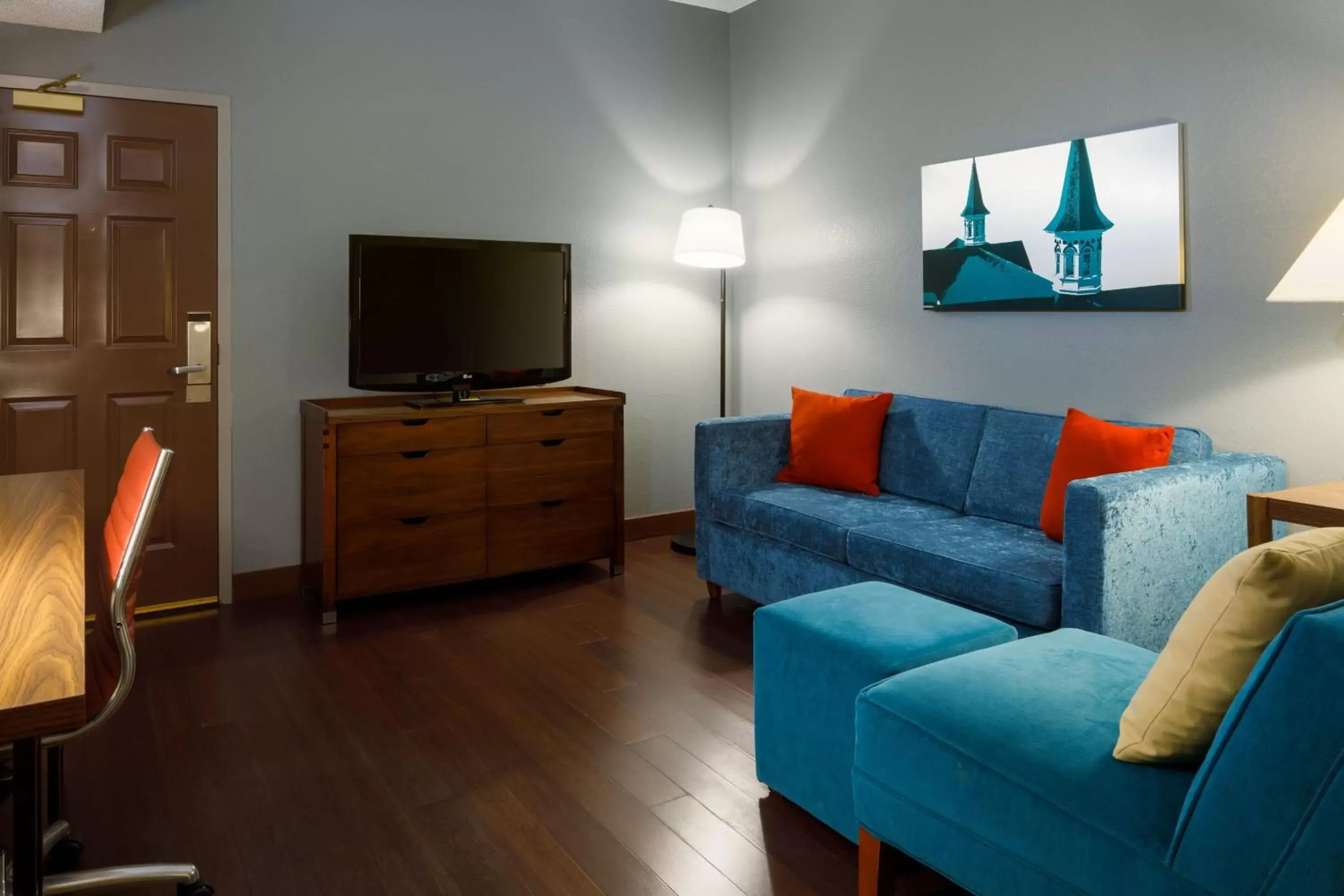 Living room, TV/Entertainment Center in Four Points by Sheraton Louisville Airport