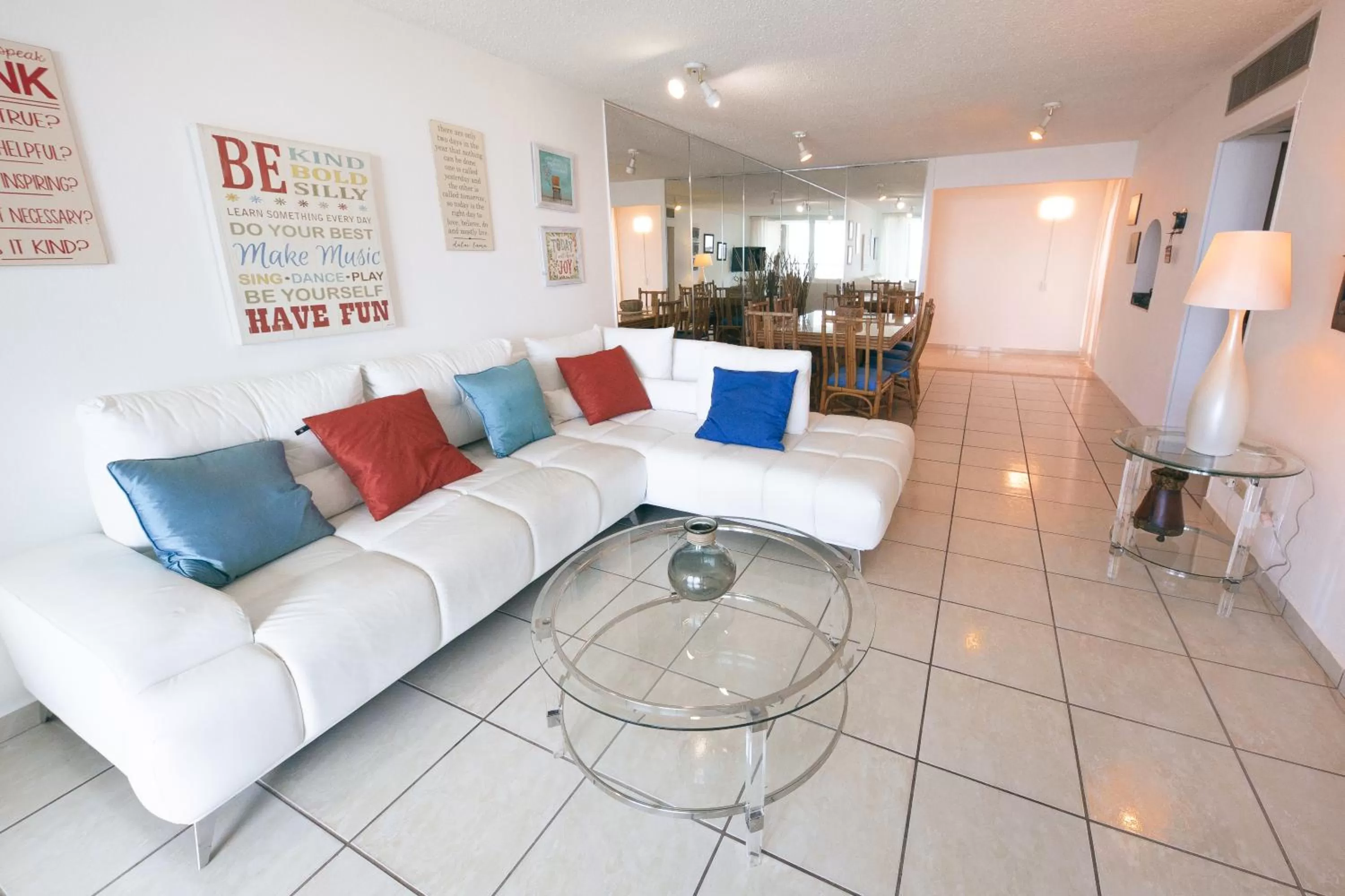 Living room in ESJ Towers by Chana