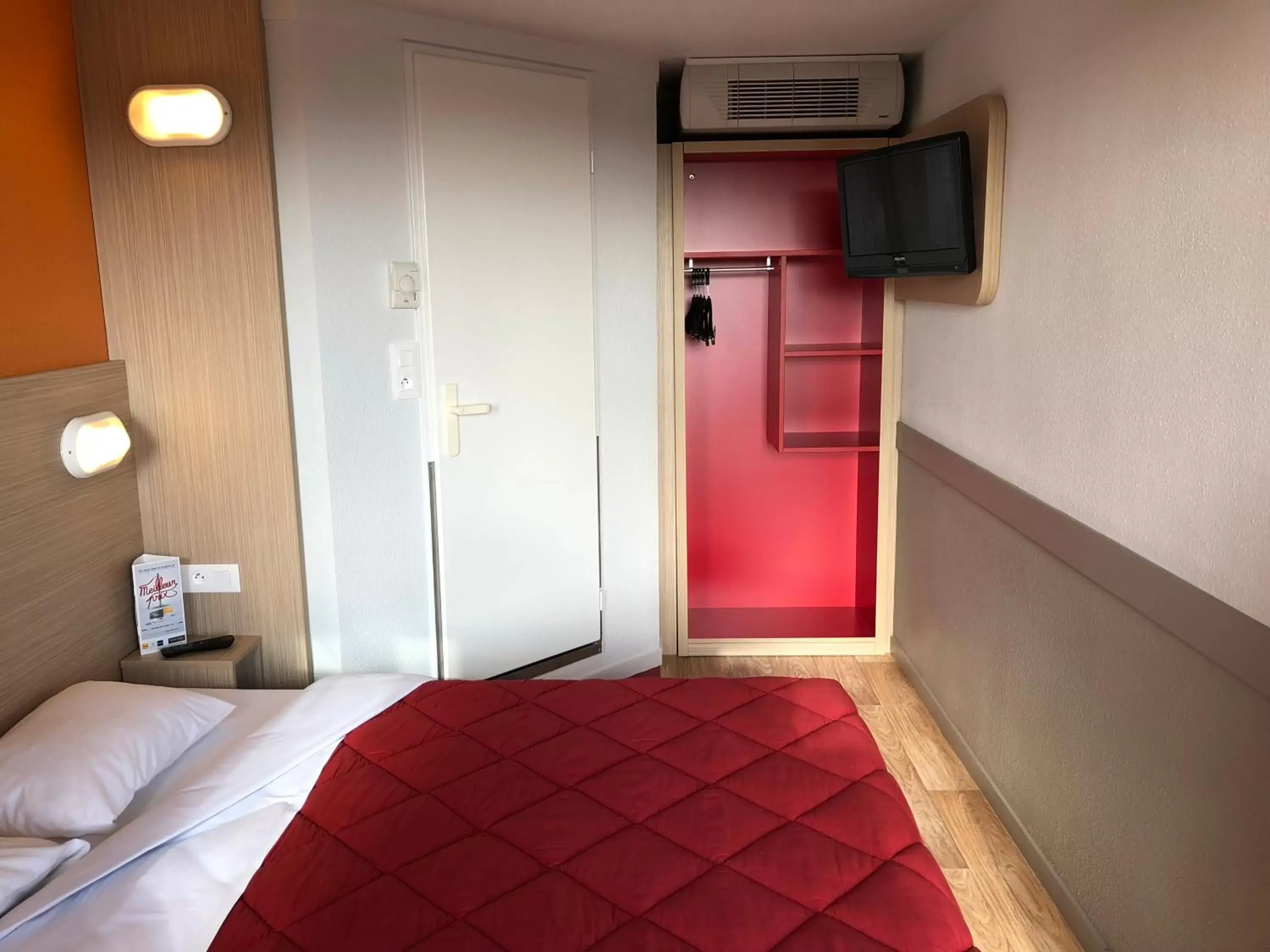 Photo of the whole room, Bed in Premiere Classe Perpignan Sud