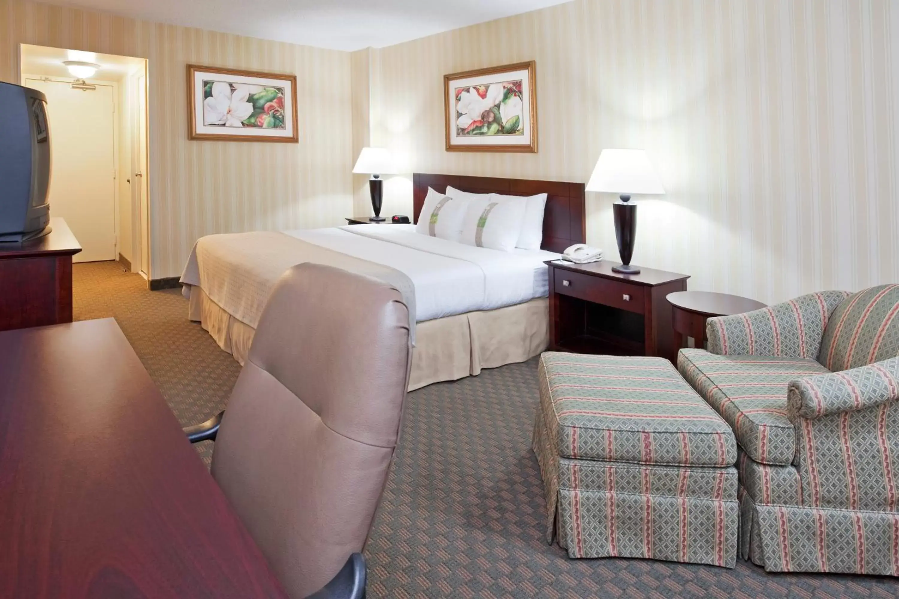 Photo of the whole room, Bed in Holiday Inn Columbus Dwtn-Capitol Square, an IHG Hotel