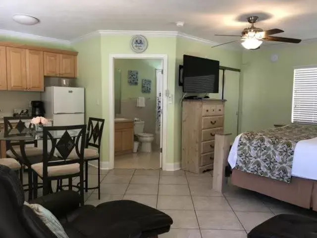 Kitchen or kitchenette, Seating Area in Tropical Beach Resorts - Sarasota