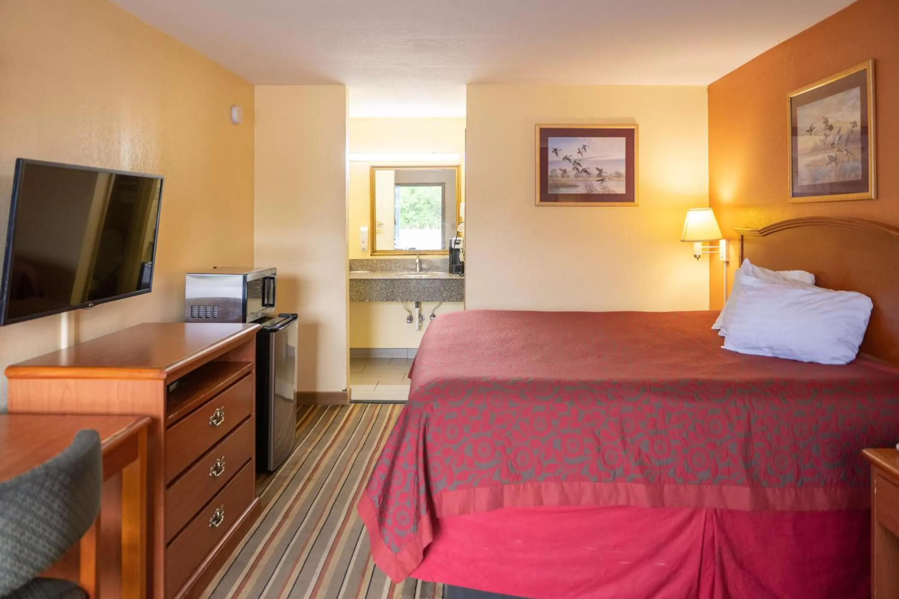 Queen Room in Morrilton Inn Queen Room in Morrilton Inn