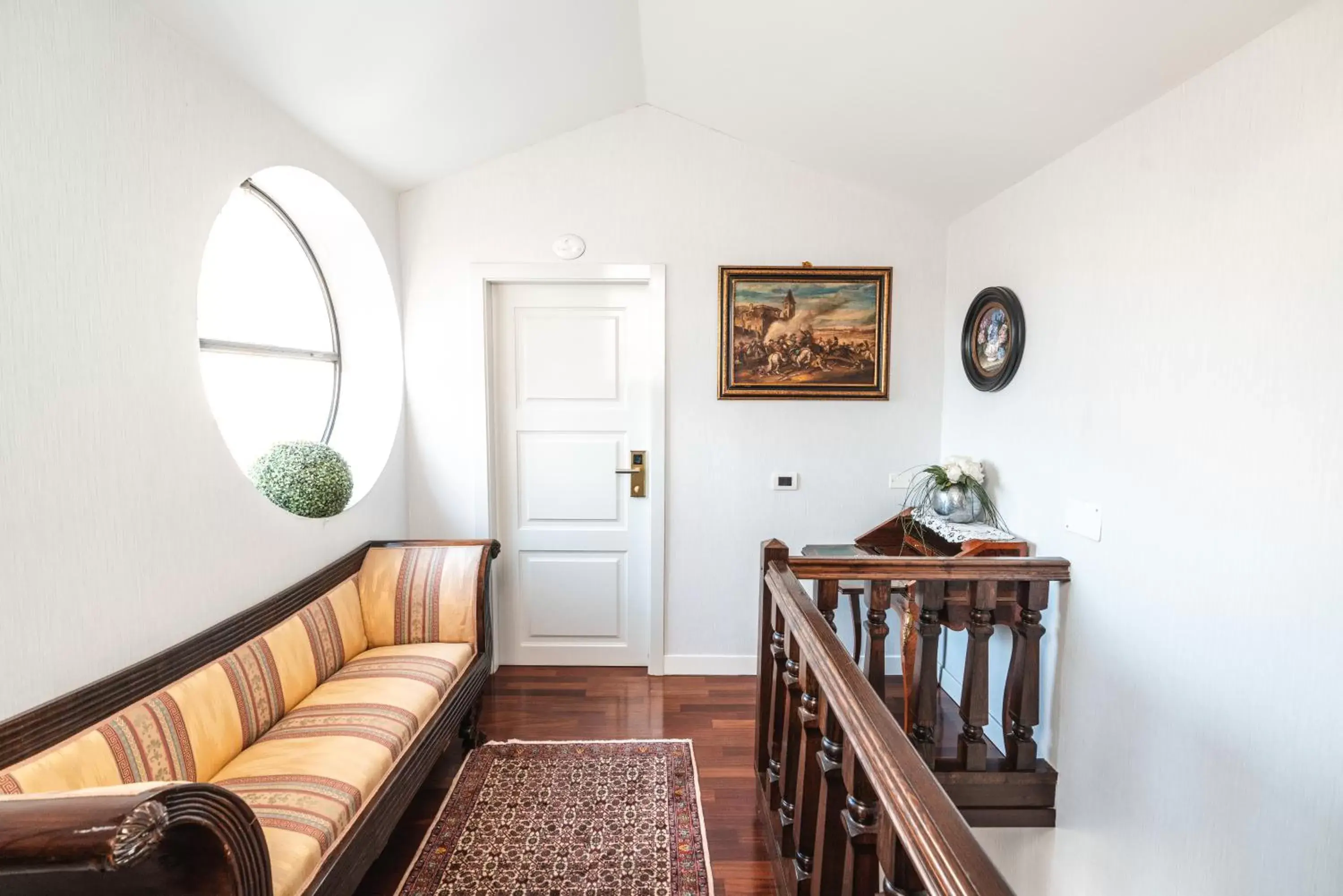 hair dresser, Seating Area in Villa Noctis