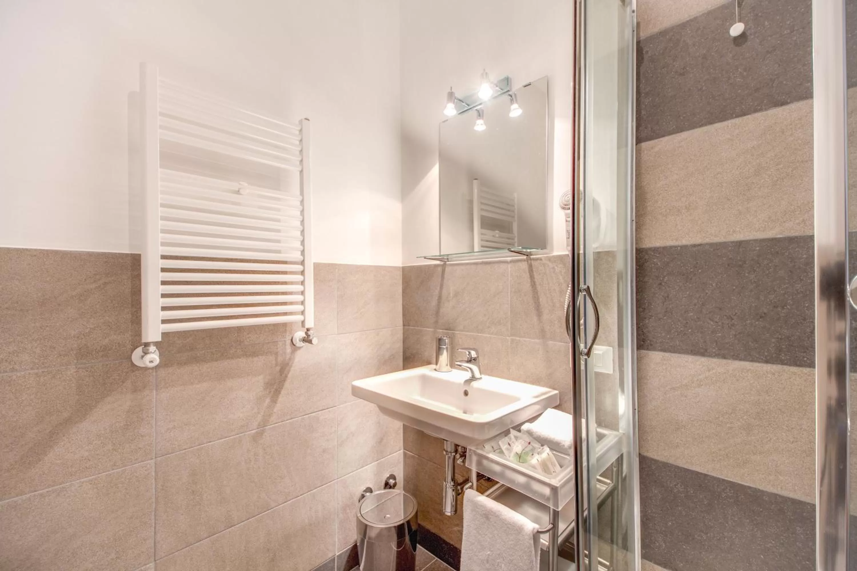 Bathroom in Biancorèroma B&B