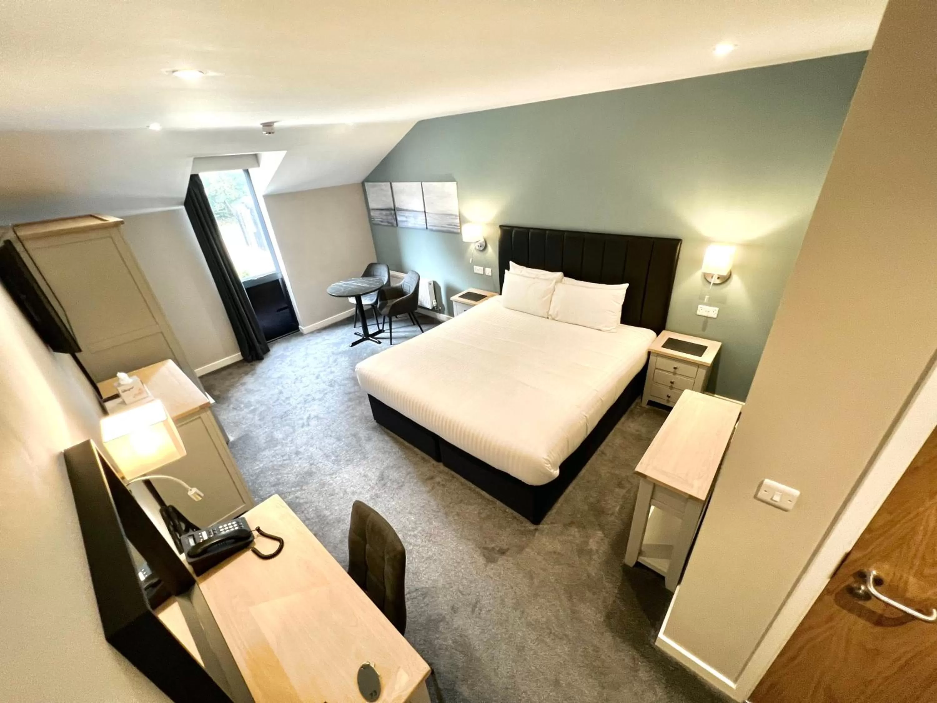 Photo of the whole room, Bed in South Lawn Hotel