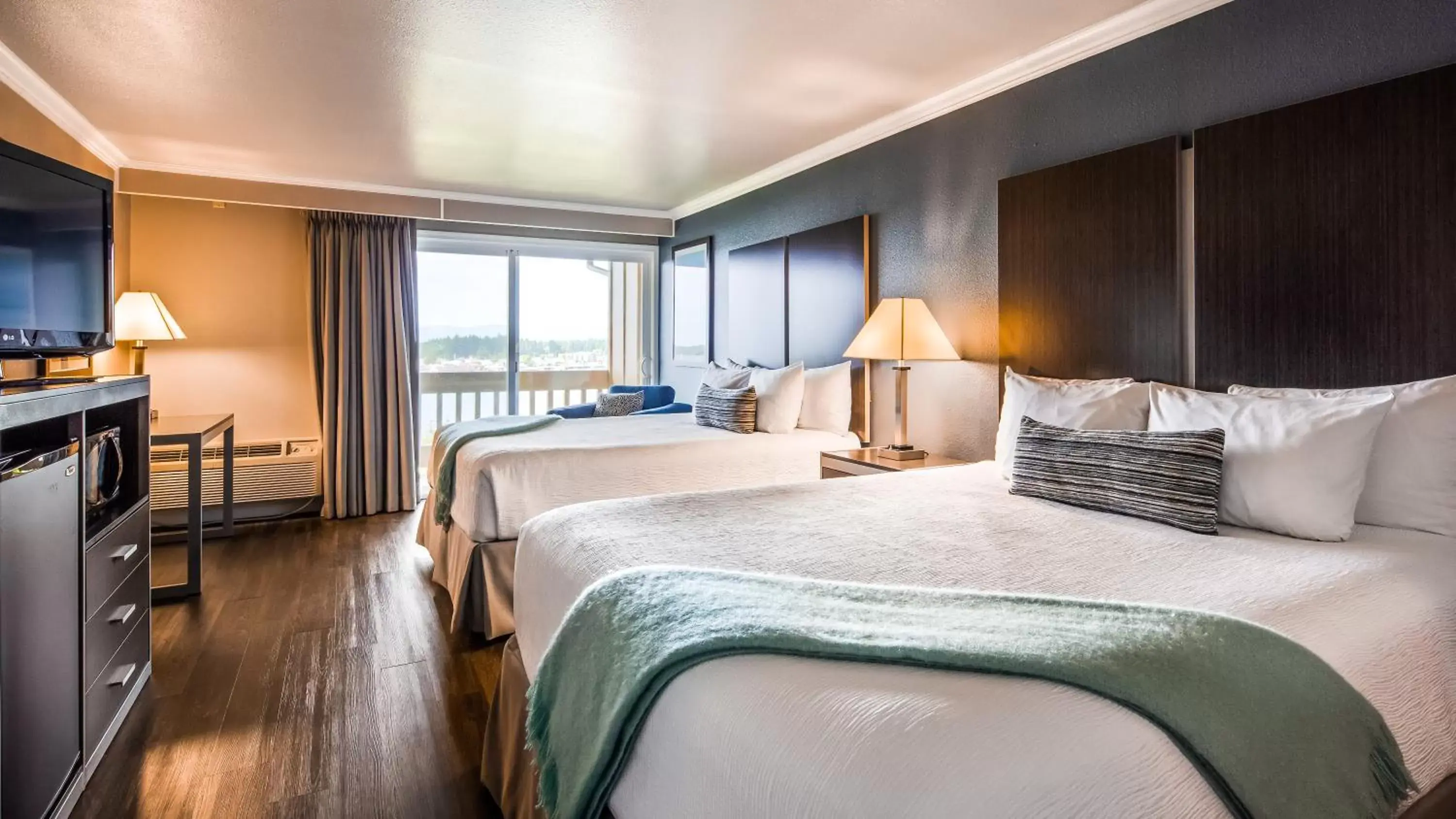 Bedroom, Bed in Best Western Pier Point Inn