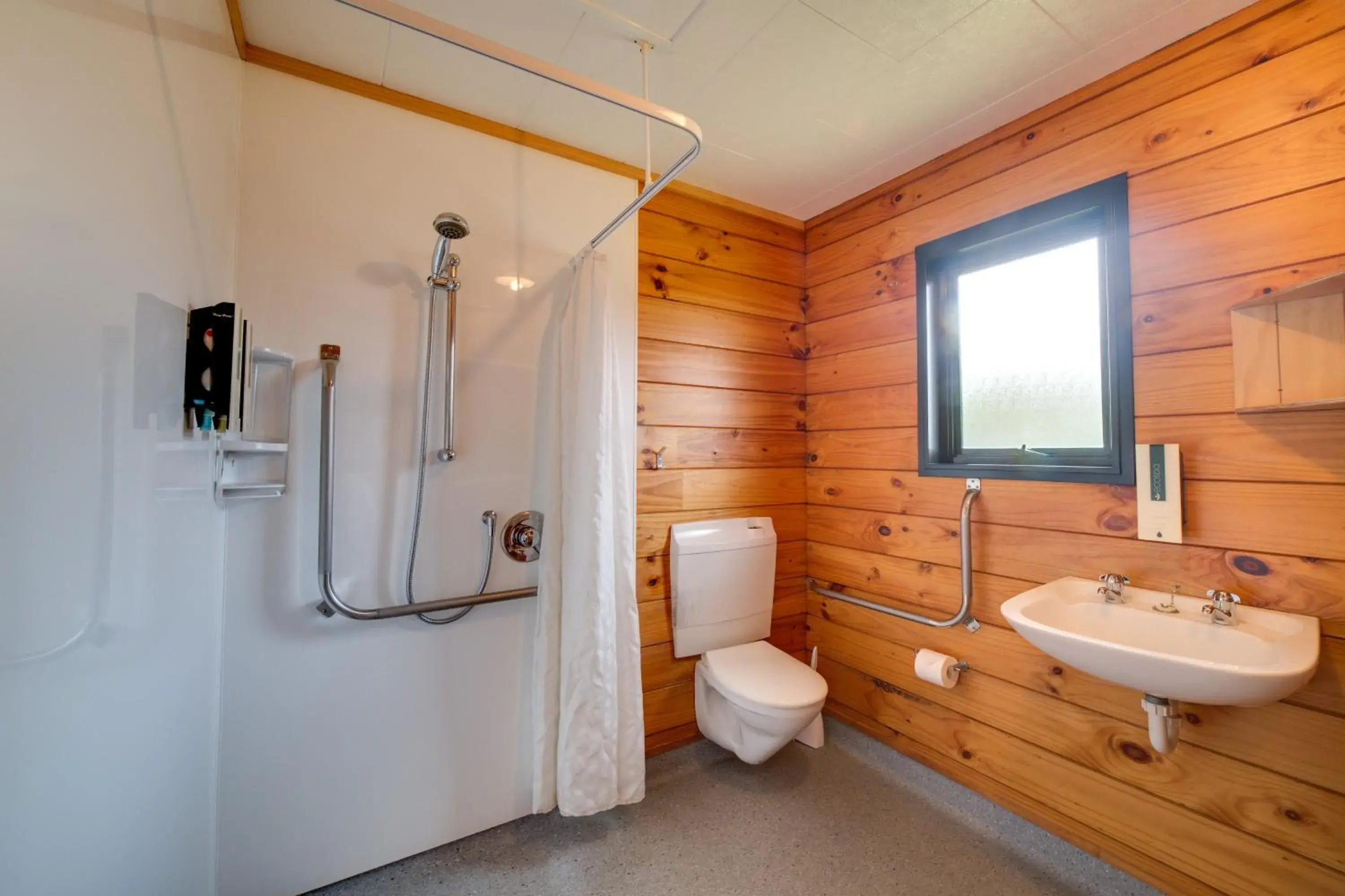 Shower, Bathroom in Wellington TOP 10 Holiday Park