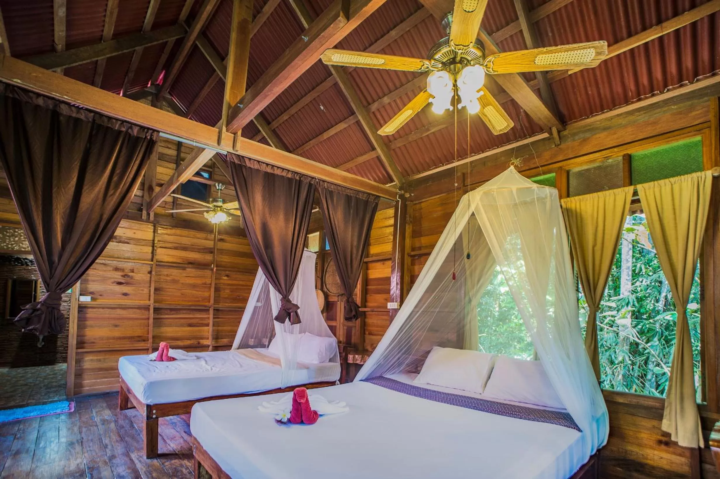 Photo of the whole room, Bed in Art's Riverview Lodge