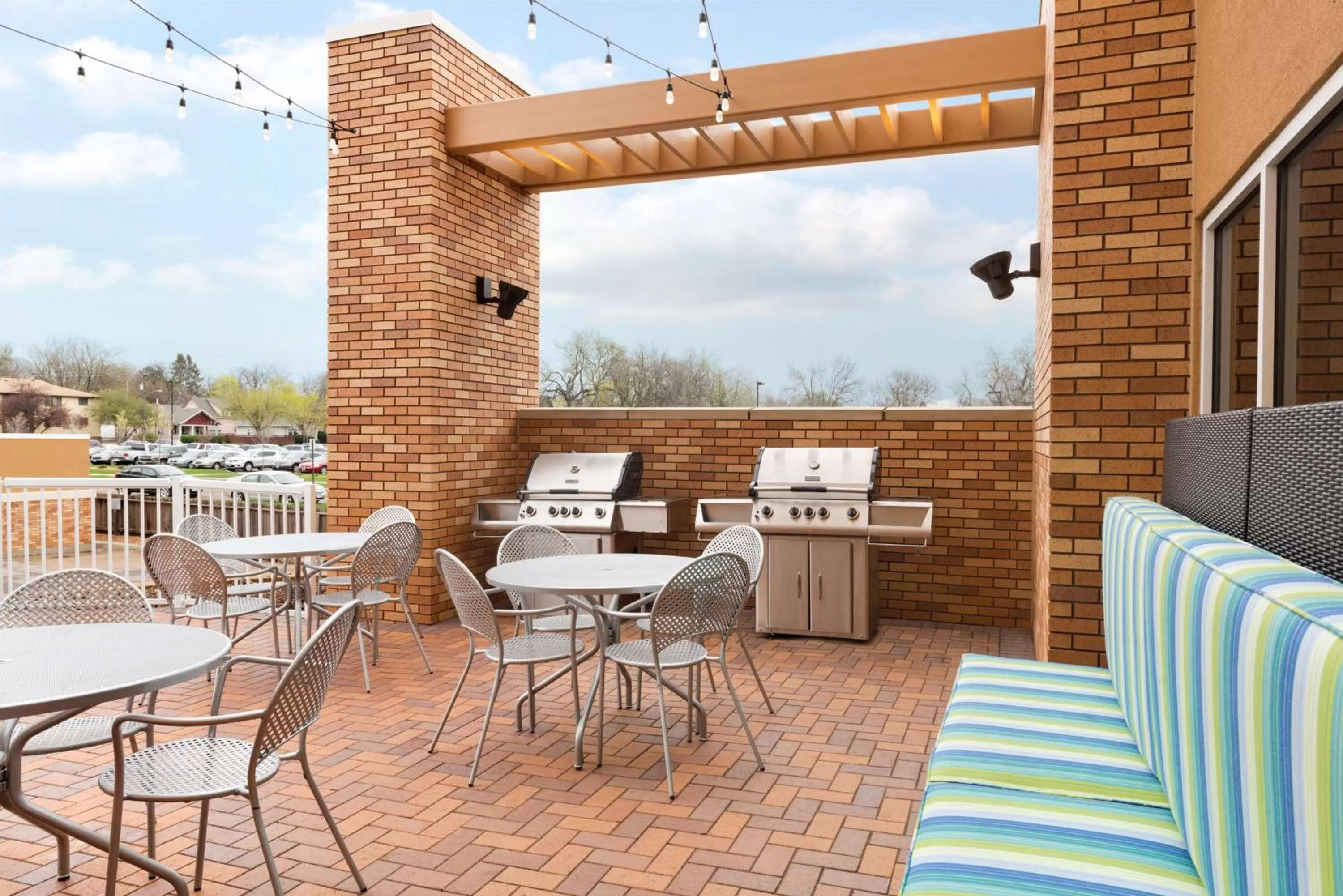 Dining area in Home2 Suites by Hilton Sioux Falls Sanford Medical Center