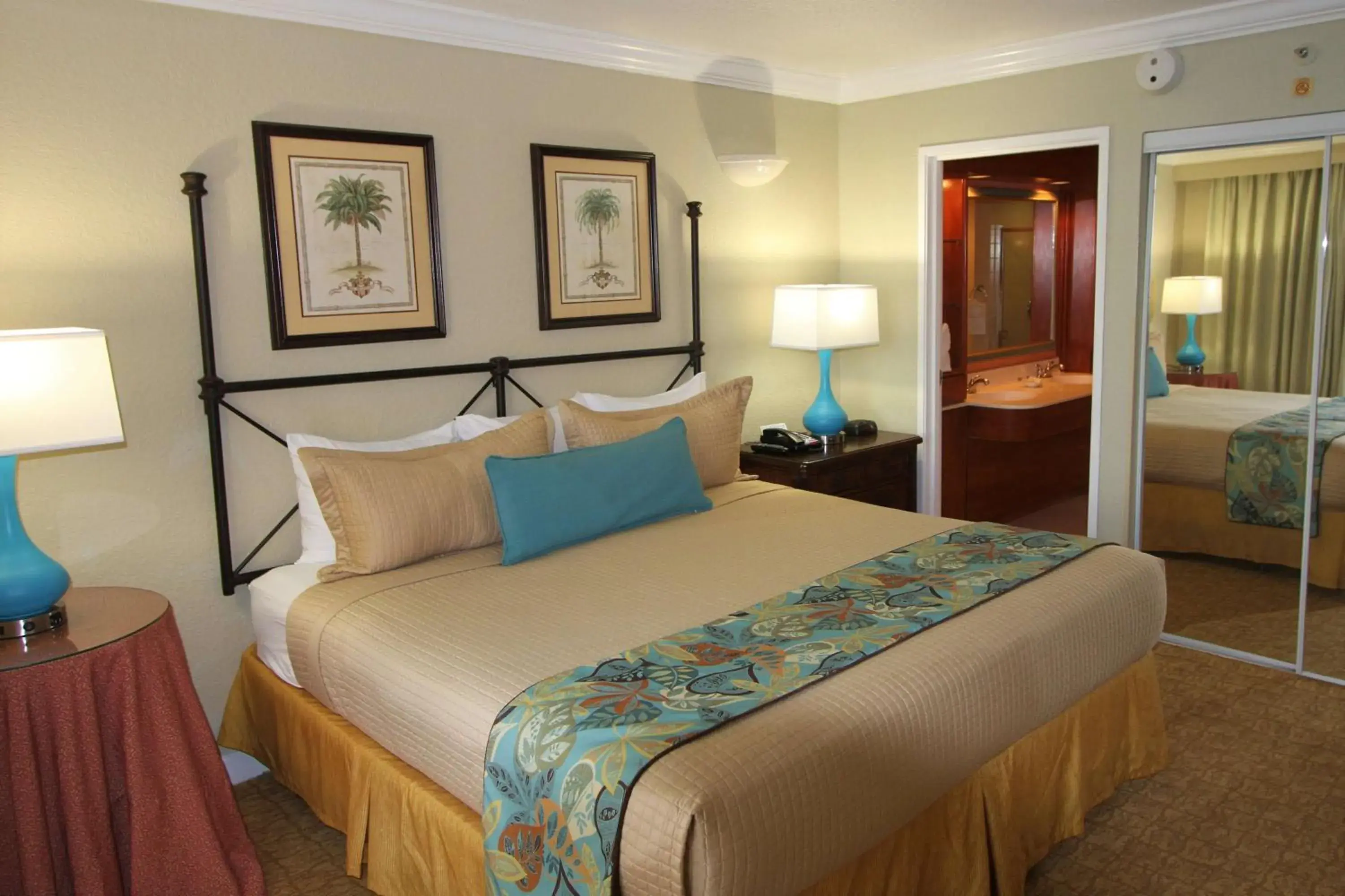 Bedroom, Bed in Palm Beach Shores Resort and Vacation Villas