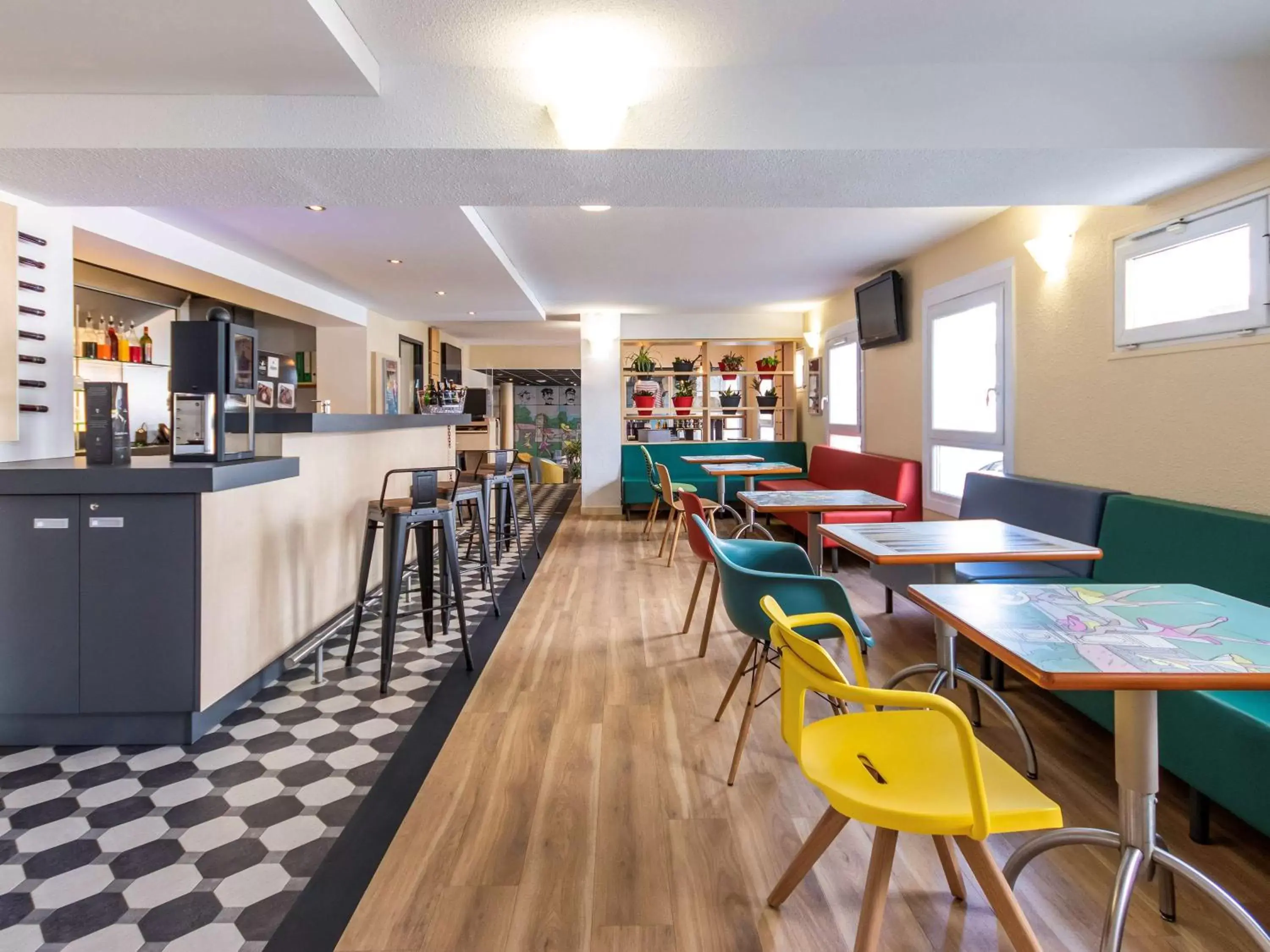 Lounge or bar, Restaurant/Places to Eat in ibis Rochefort