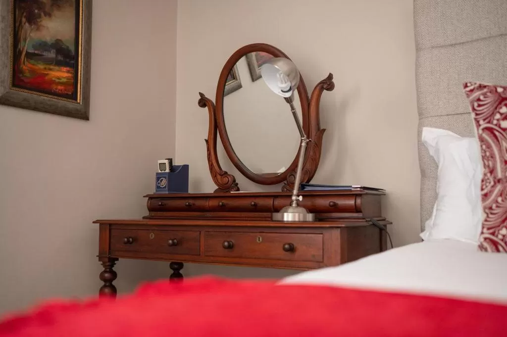 Photo of the whole room, Bed in Issaquena Heights Boutique Hotel