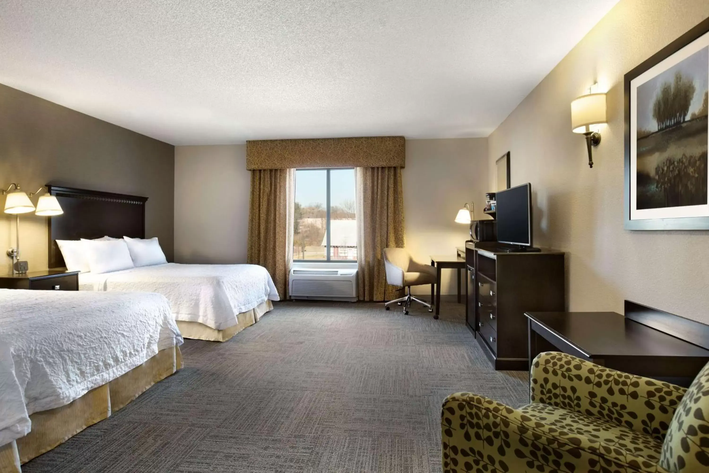 Bedroom, TV/Entertainment Center in Hampton Inn & Suites Mahwah