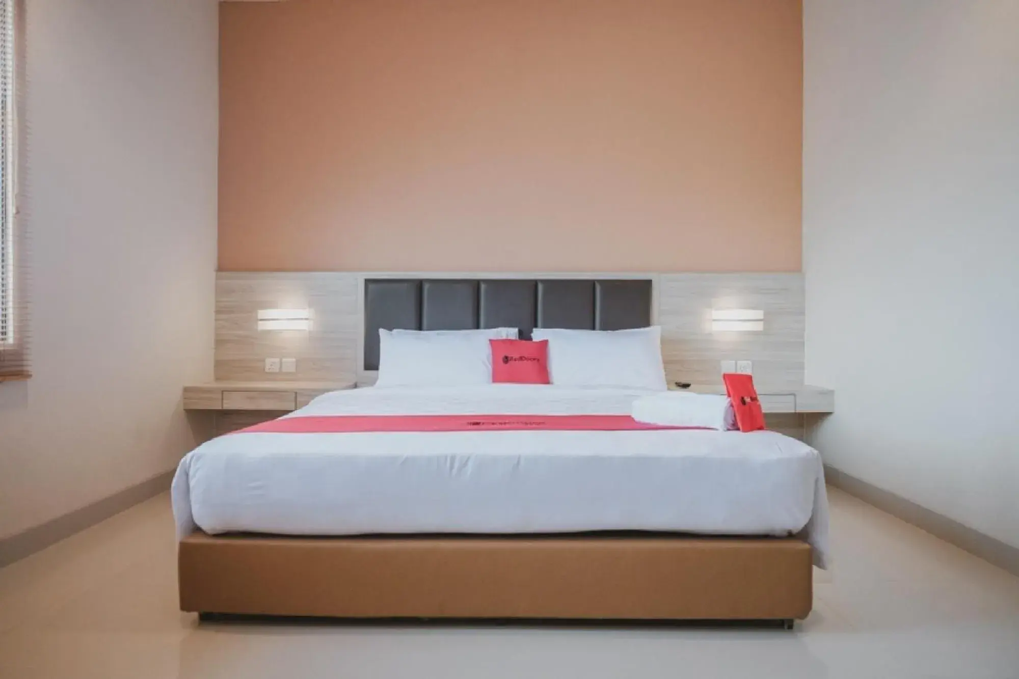 Bedroom, Bed in RedDoorz Plus near Ferry Terminal Batam Center