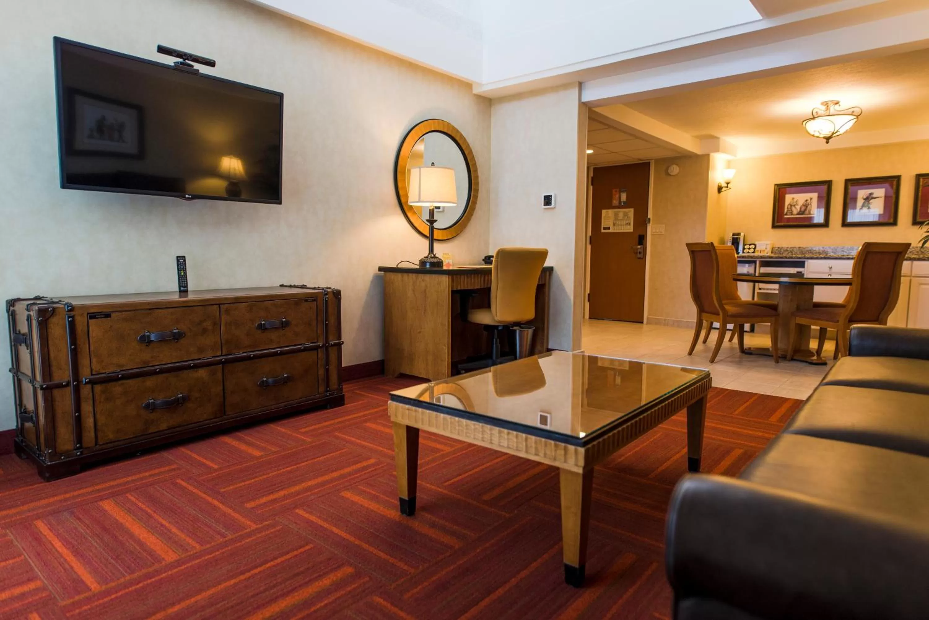 Living room in Howard Johnson by Wyndham Anaheim Hotel and Water Playground
