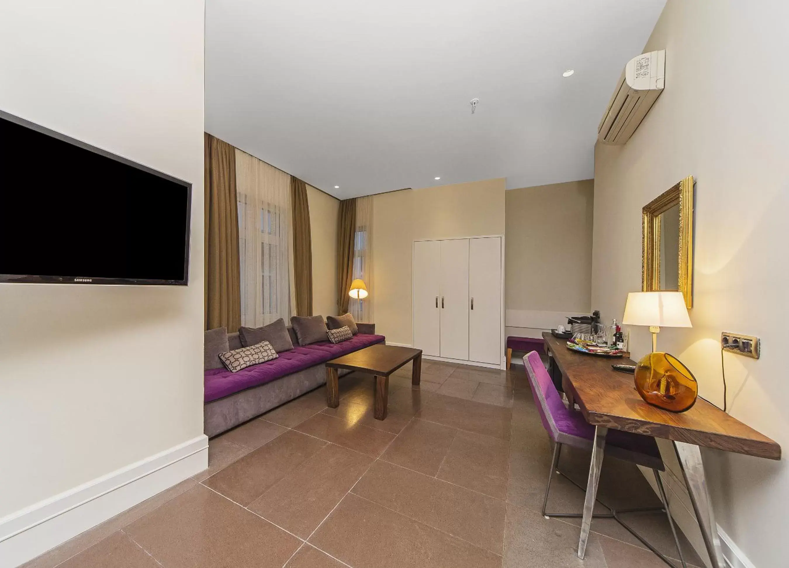 TV and multimedia, TV/Entertainment Center in Misafir Suites 8 Istanbul