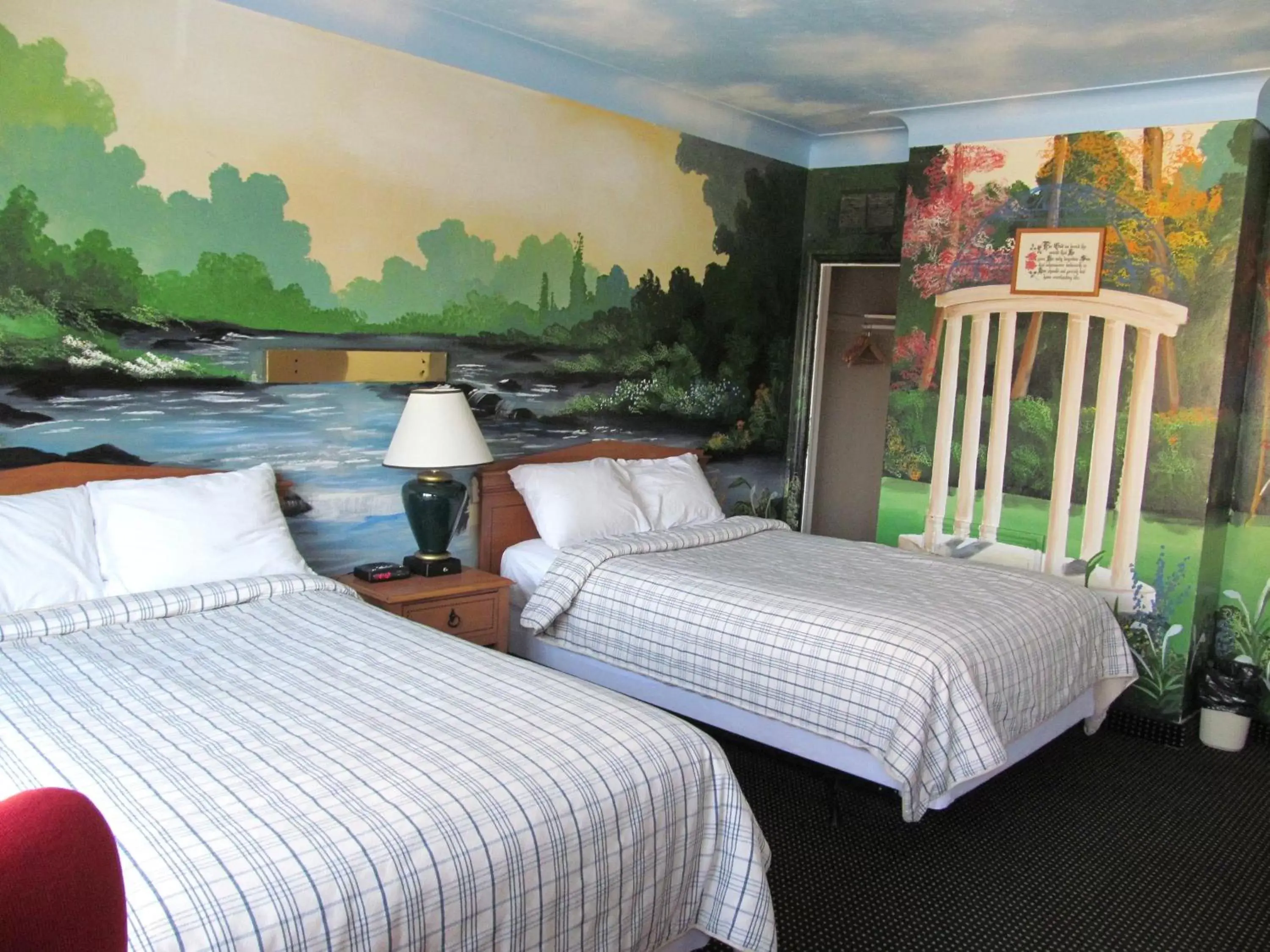 Bedroom, Bed in Knights Inn London Ontario