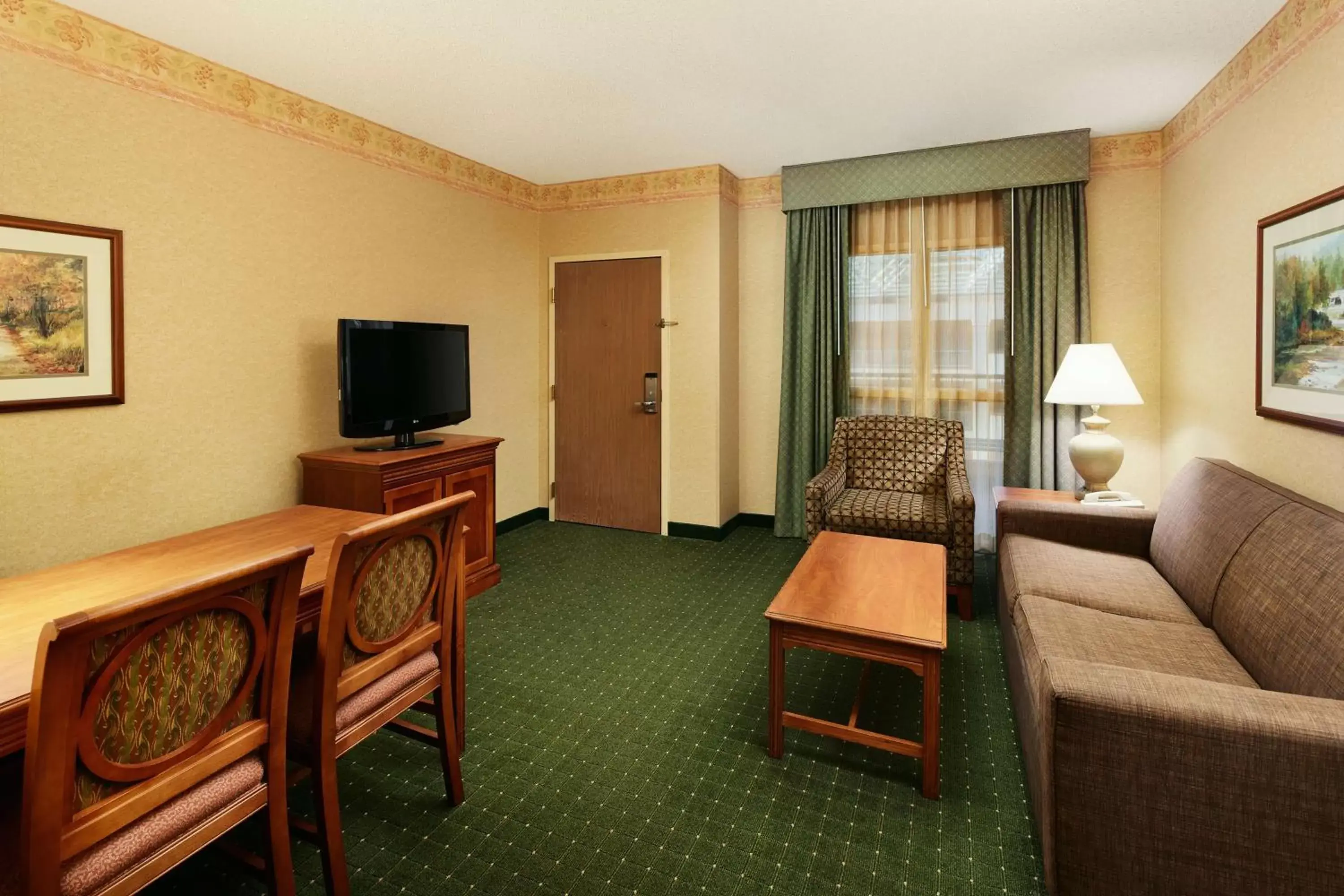 Living room, TV/Entertainment Center in Embassy Suites North Charleston Airport Hotel Convention