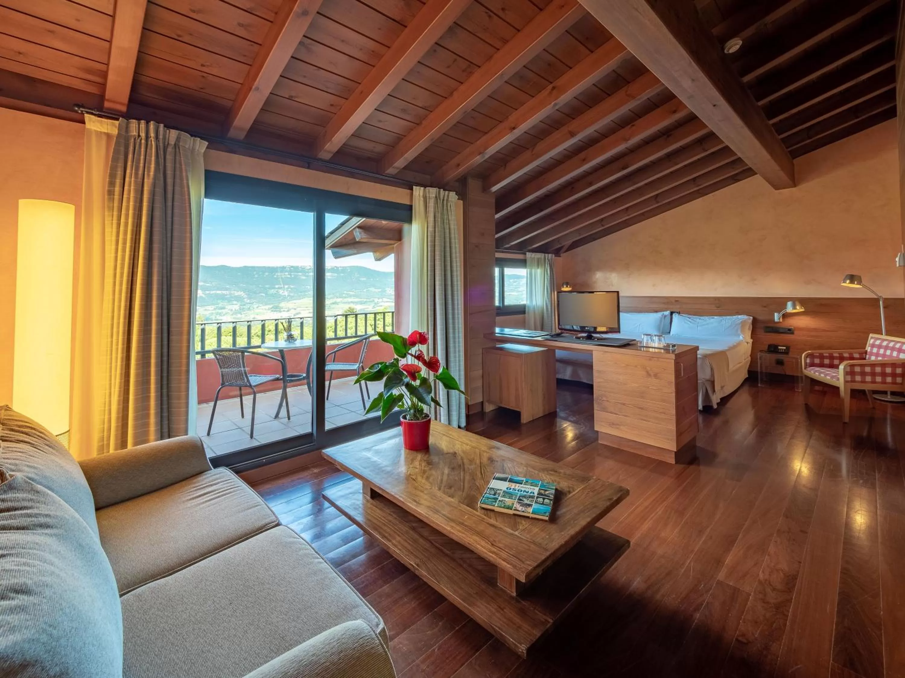 Photo of the whole room in Montanyà