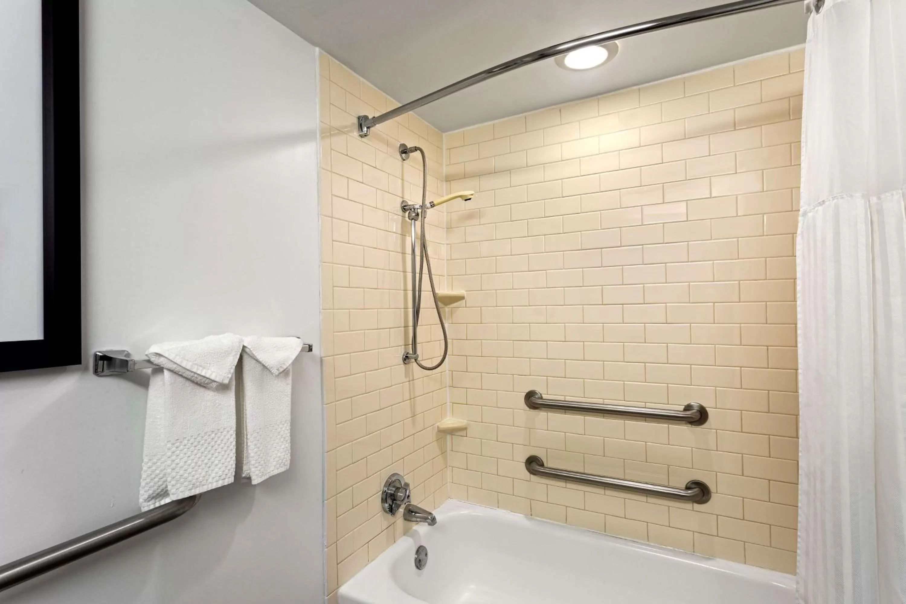 Bathroom in DoubleTree by Hilton Washington Meadow Lands Casino Area