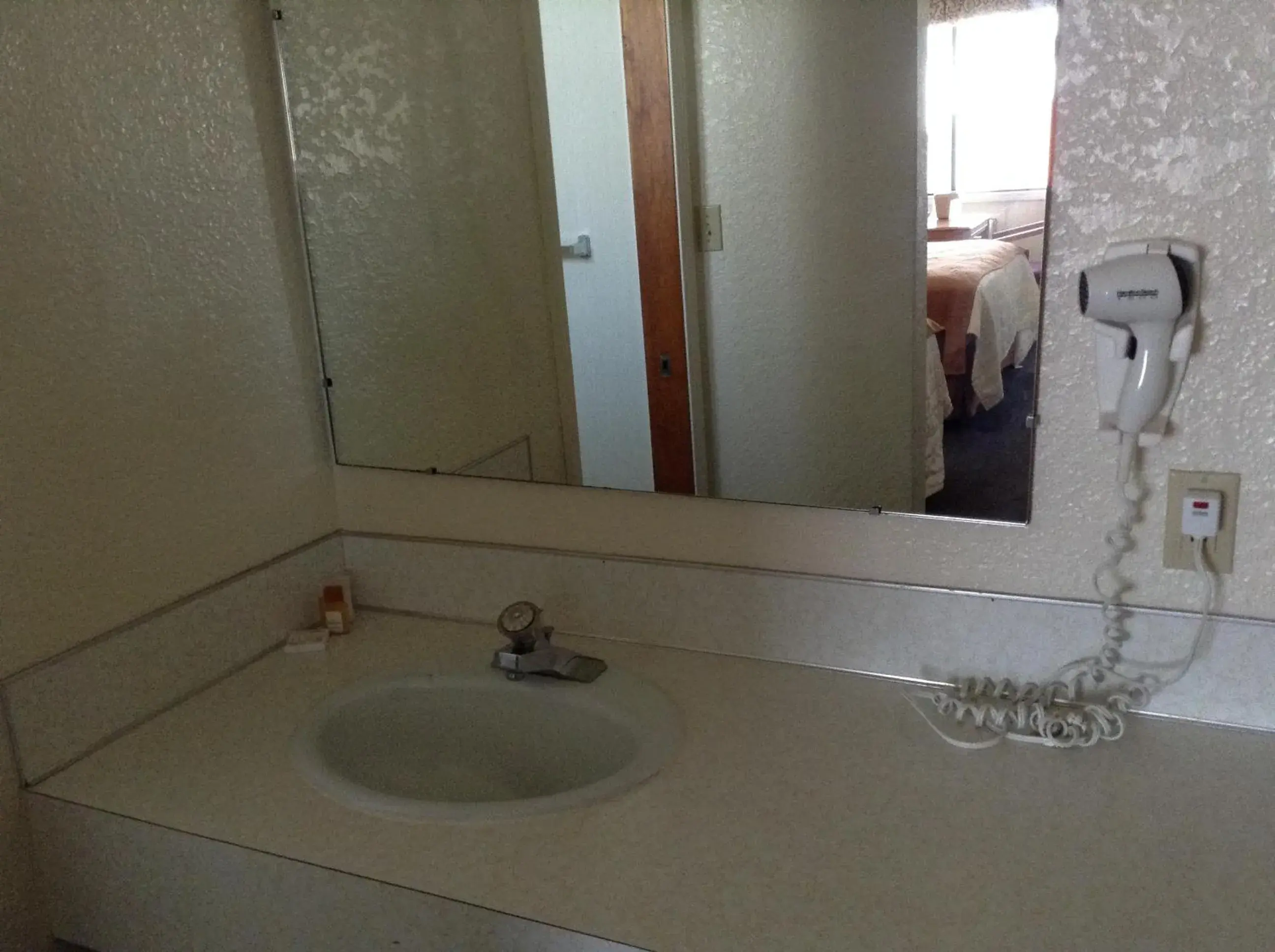 Bathroom in Days Inn by Wyndham Mackinaw City - Lakeview