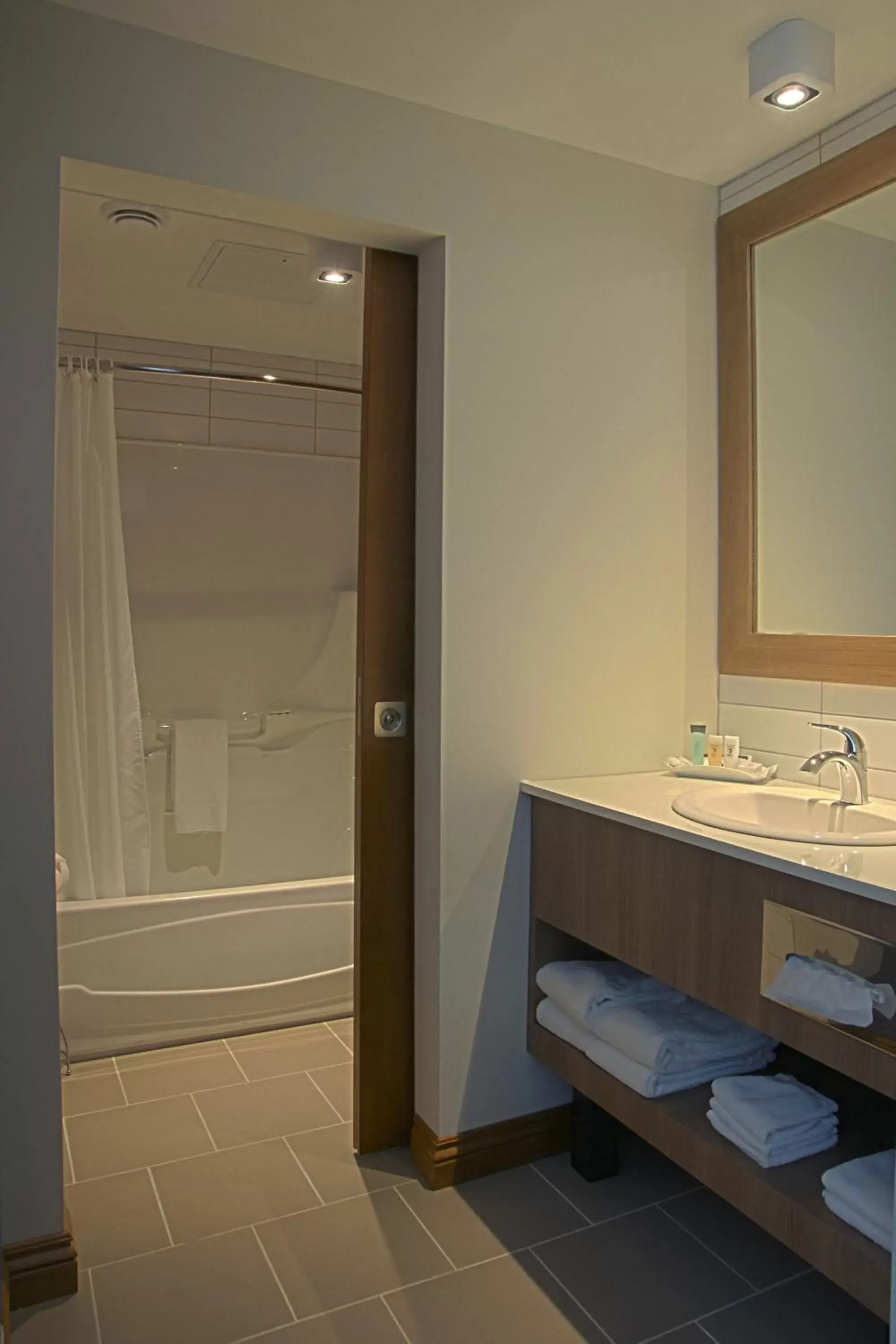 Bedroom, Bathroom in Hotel Le Montagnais