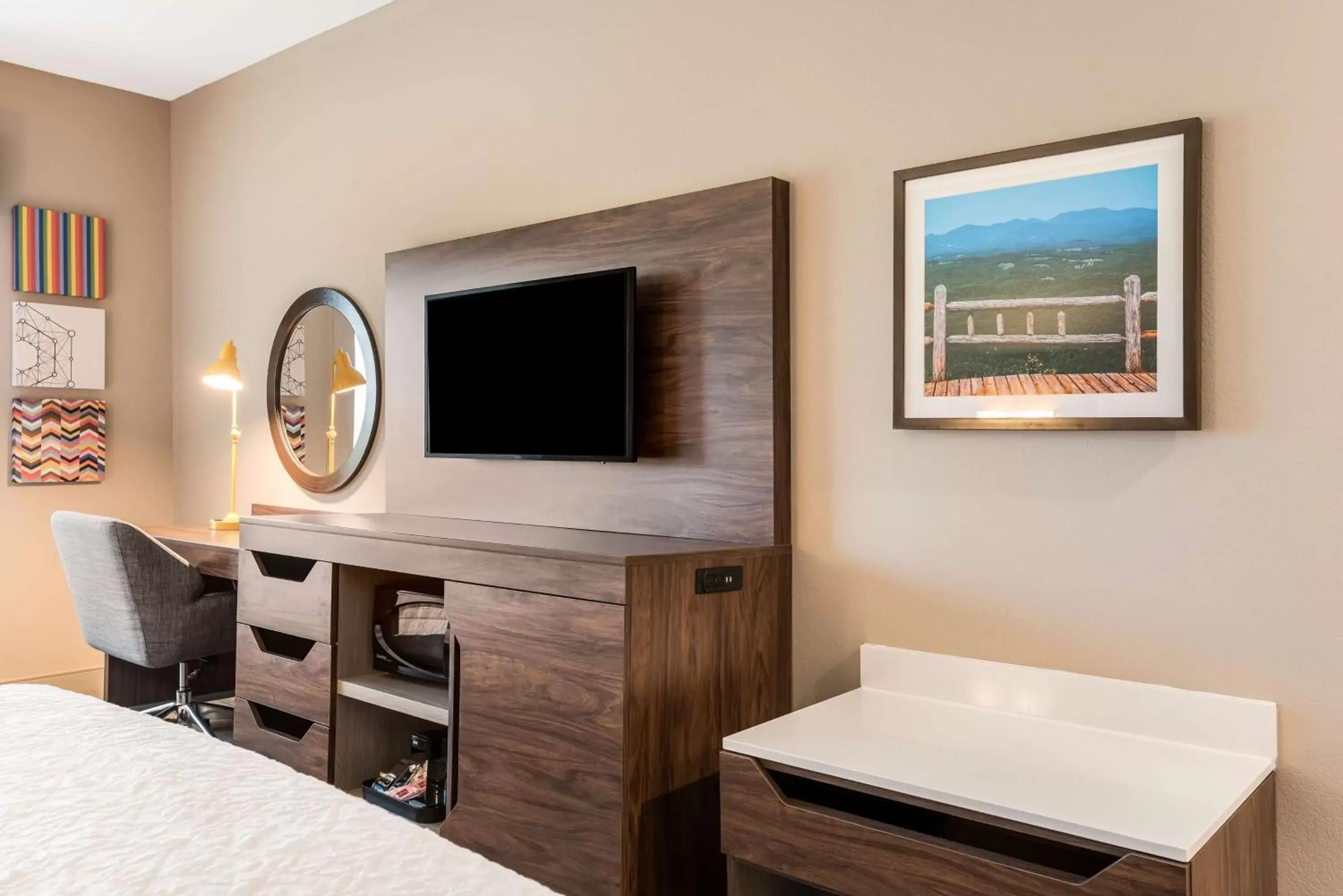 Bedroom, TV/Entertainment Center in Hampton Inn Batesville, Ar