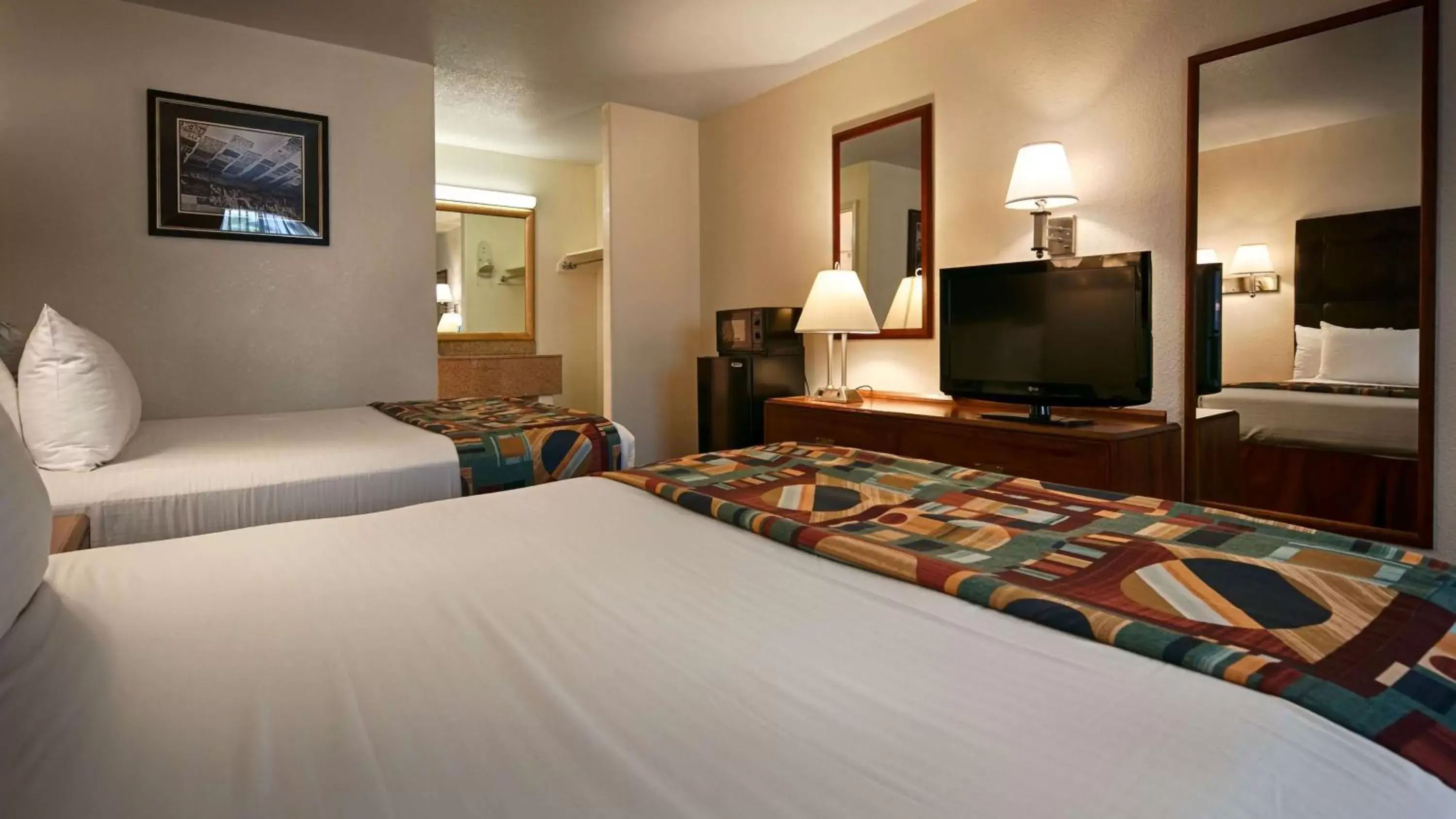 Photo of the whole room, Bed in Best Western Colorado River Inn