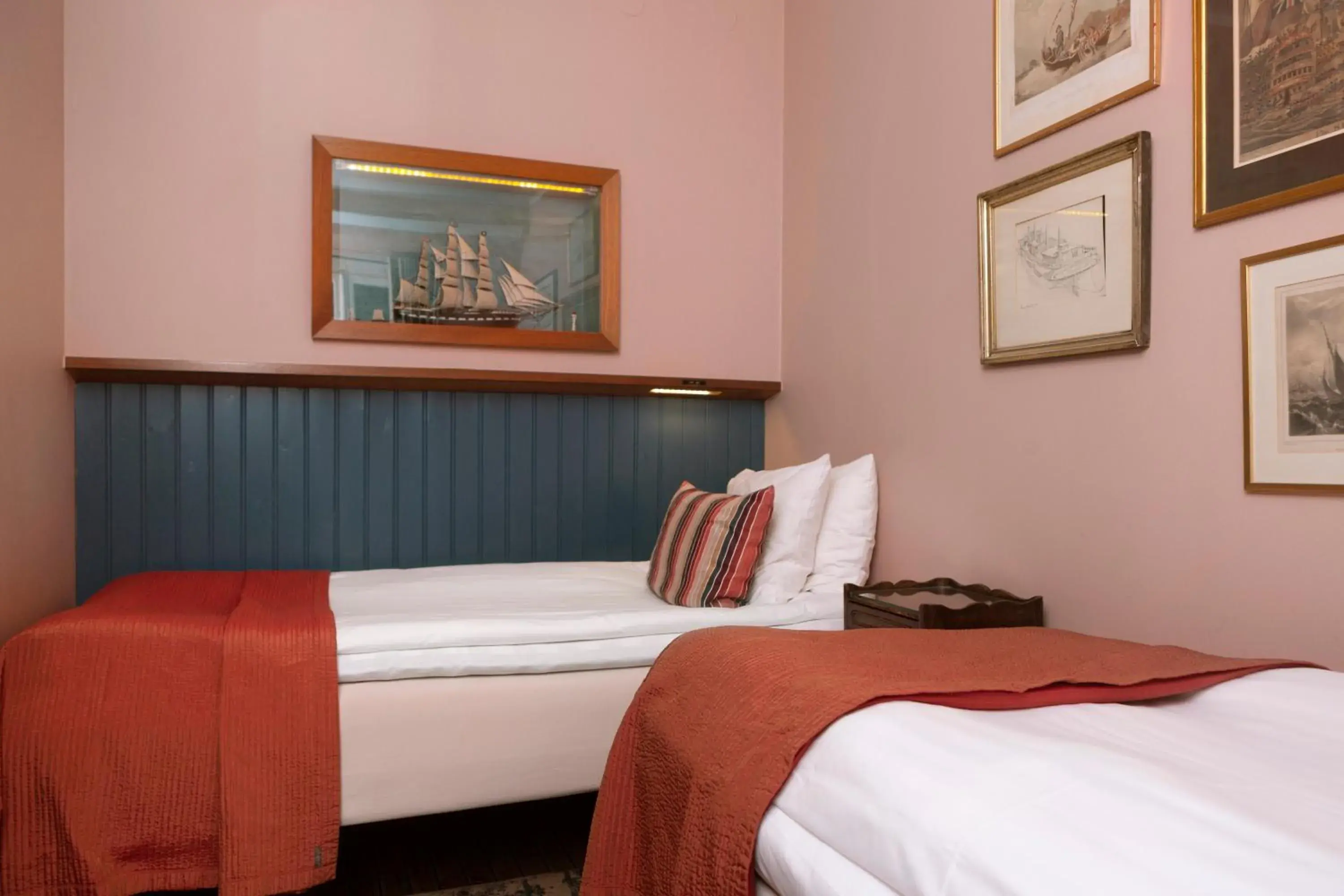 Photo of the whole room, Bed in Collector's Lord Nelson Hotel