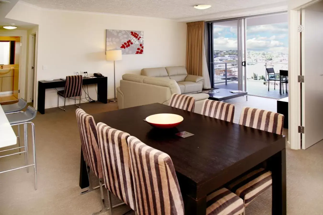 Kitchen or kitchenette, Dining Area in Toowoomba Central Plaza Apartment Hotel