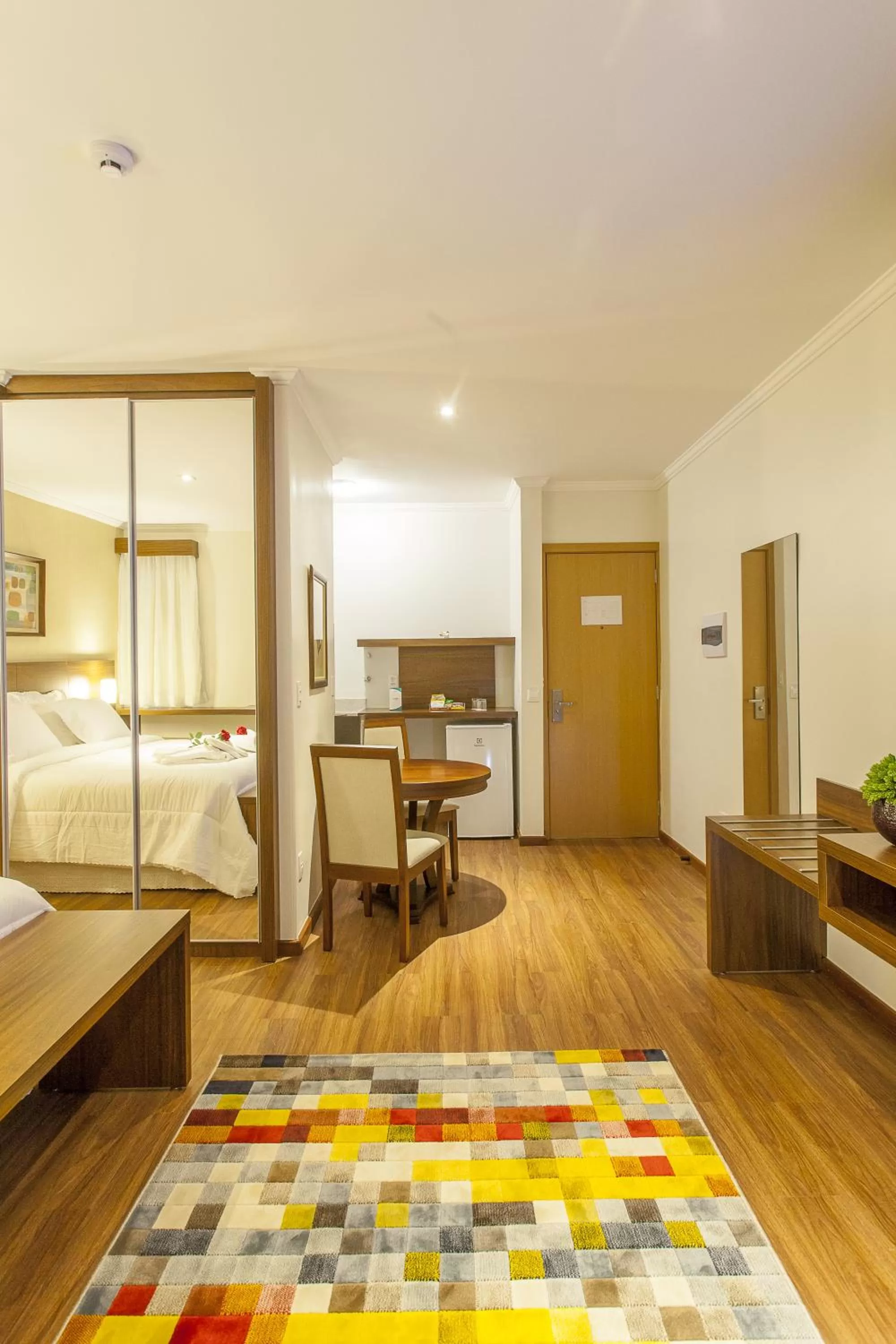 Photo of the whole room, Bed in São Carlos Marklin Suítes