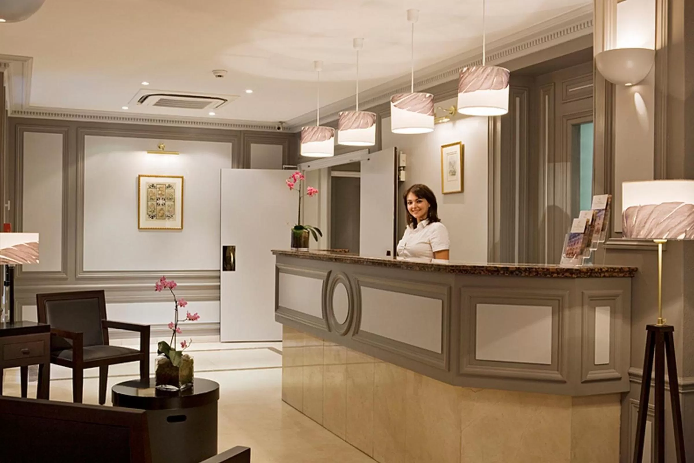 Staff in Turenne Le Marais