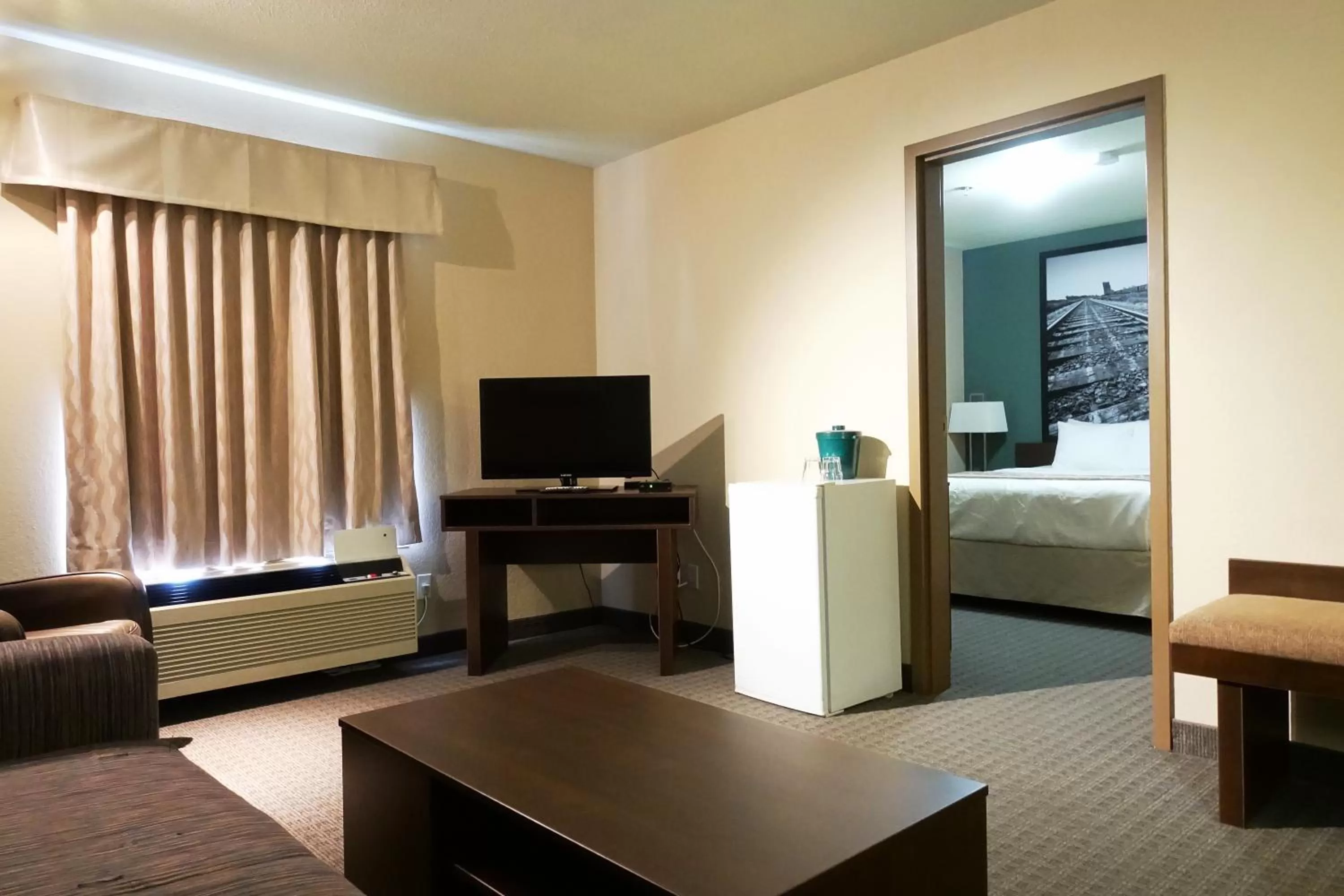 Photo of the whole room, Bed in Super 8 by Wyndham Dauphin