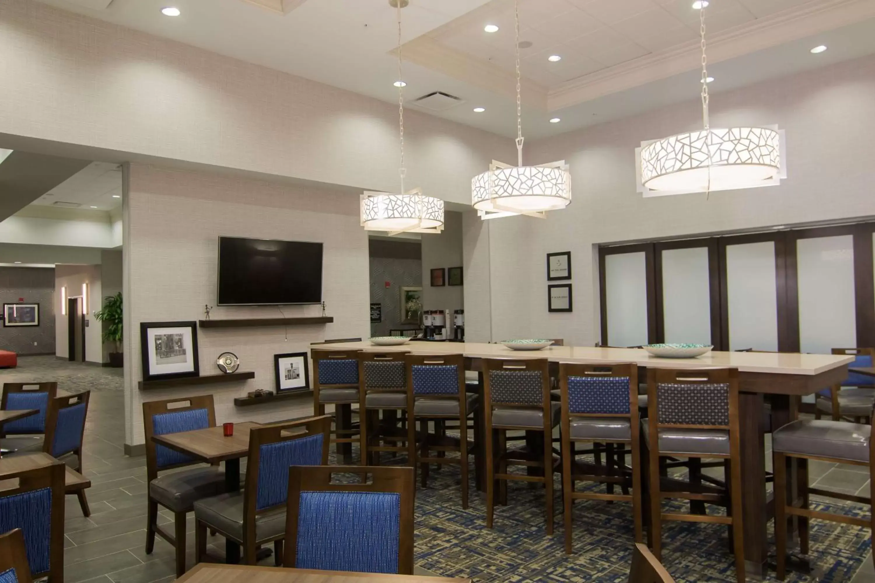 Dining area, Restaurant/Places to Eat in Hampton Inn & Suites Tulsa Downtown, Ok