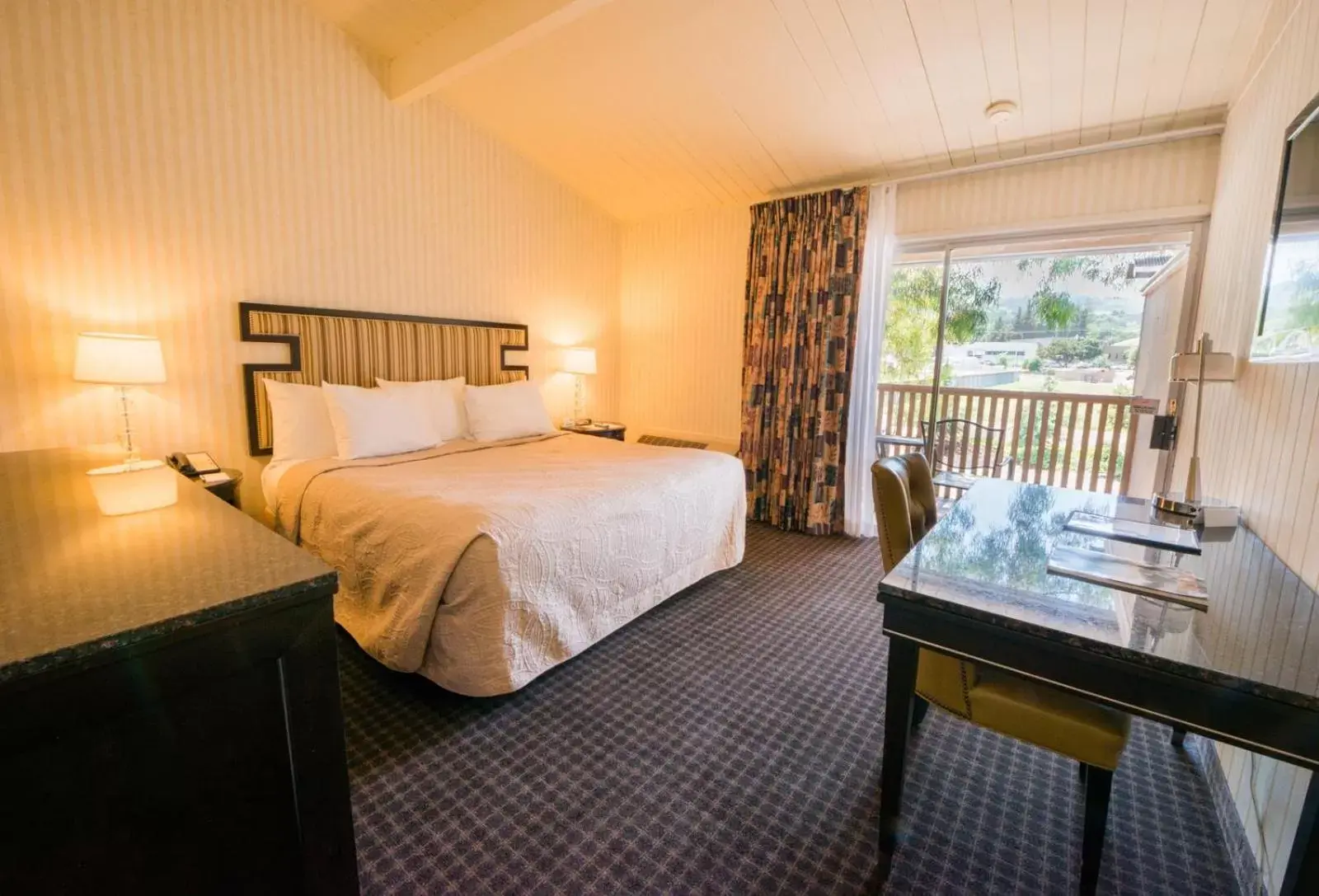 Bed in Los Gatos Lodge