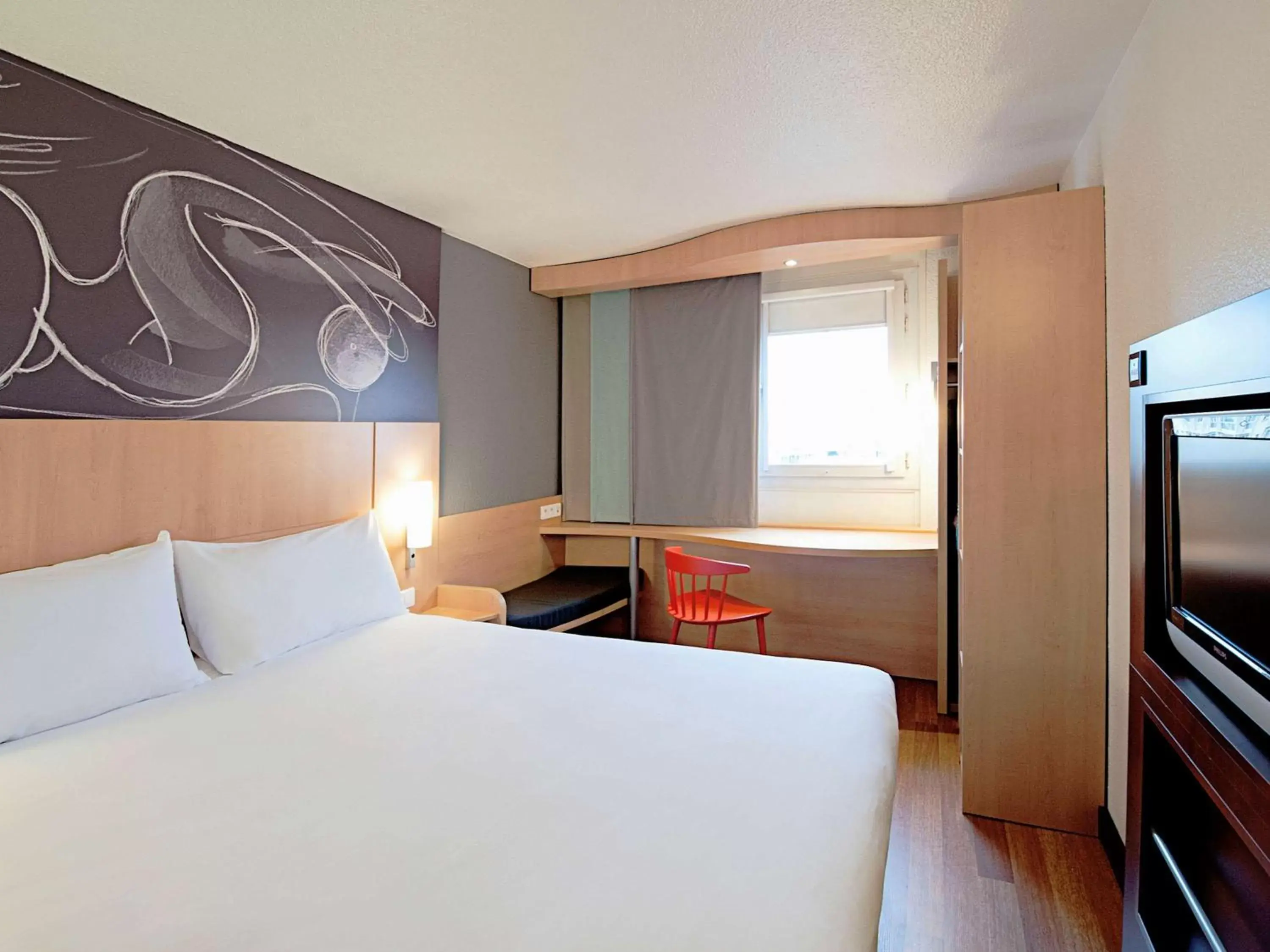 Photo of the whole room, Bed in ibis Orleans Centre Foch