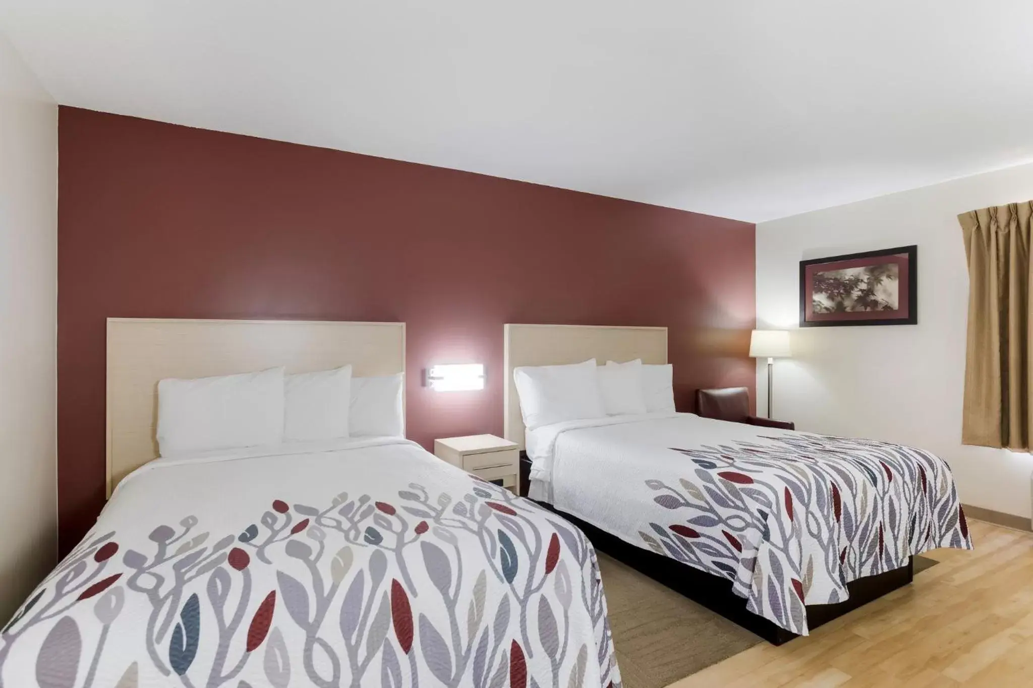 Photo of the whole room, Bed in Red Roof Inn London I-75