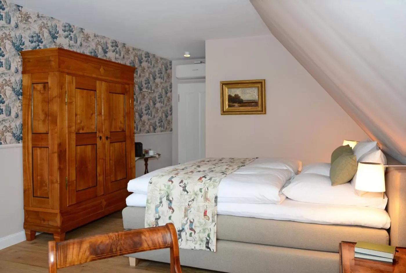 Photo of the whole room, Bed in Hotel No. 11