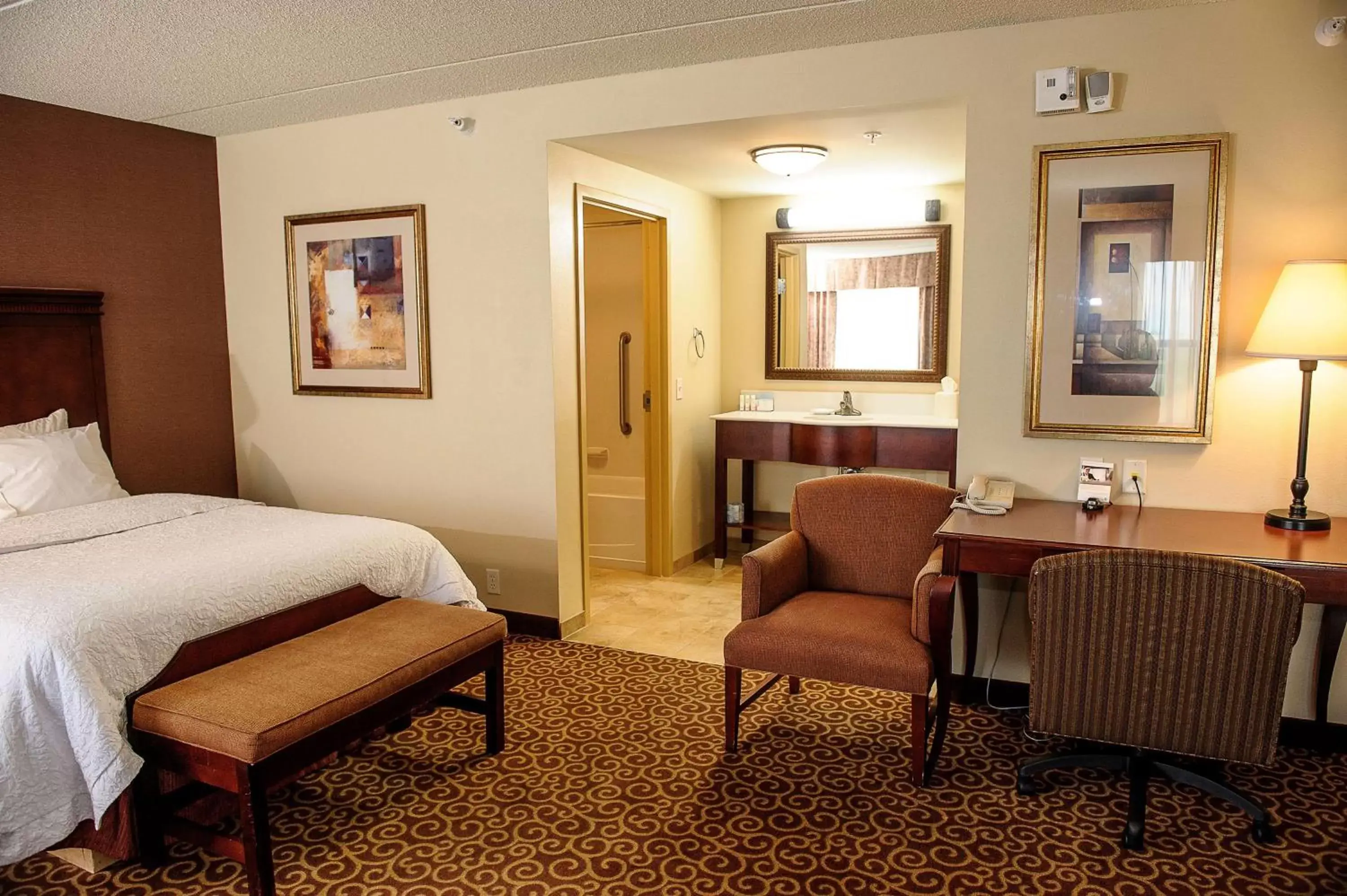 Bed, Seating Area in Hampton Inn & Suites Brookings