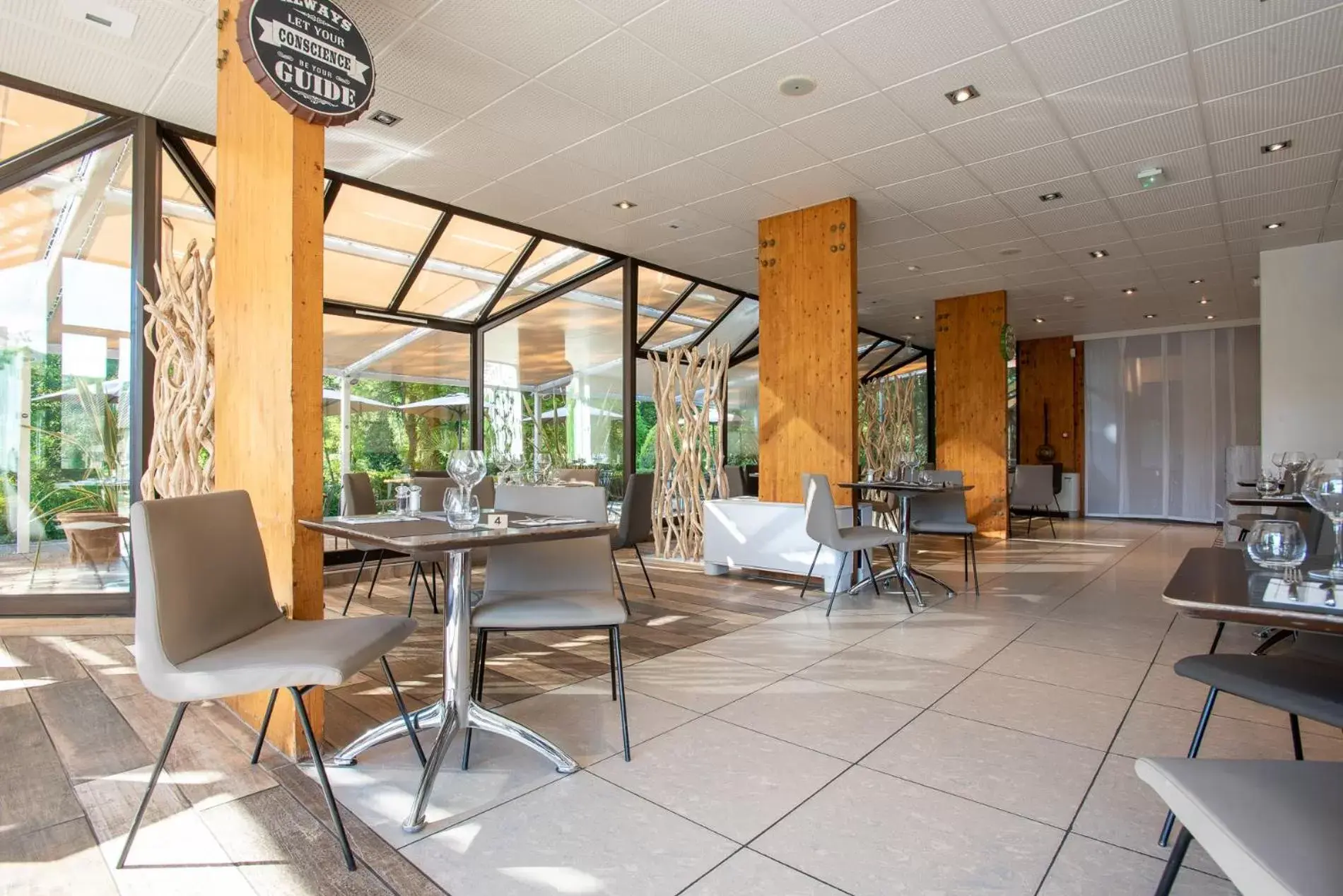 Restaurant/Places to Eat in Novotel Aix-en-Provence Pont de L'Arc