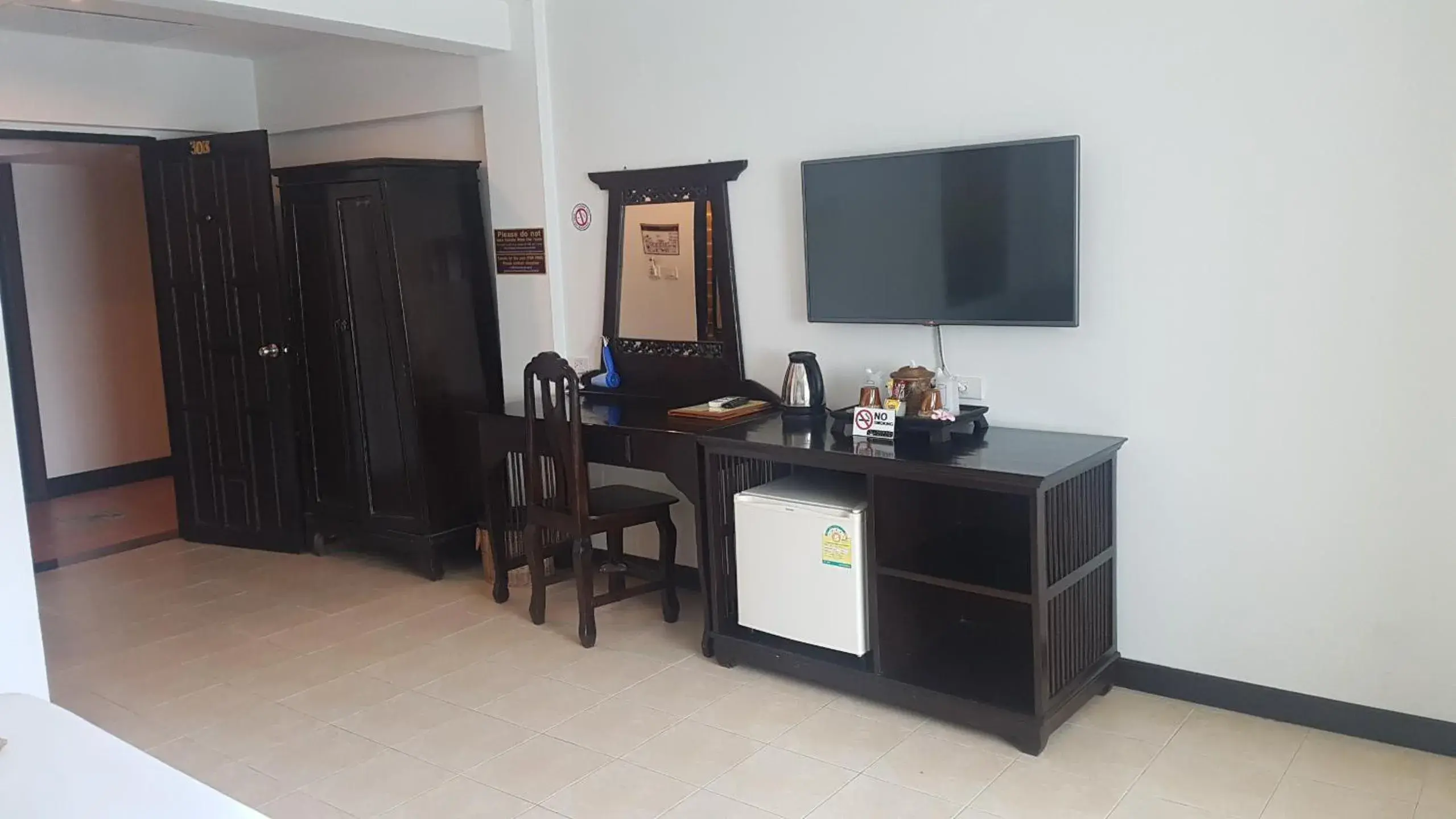 TV and multimedia, TV/Entertainment Center in Wangburapa Grand Hotel