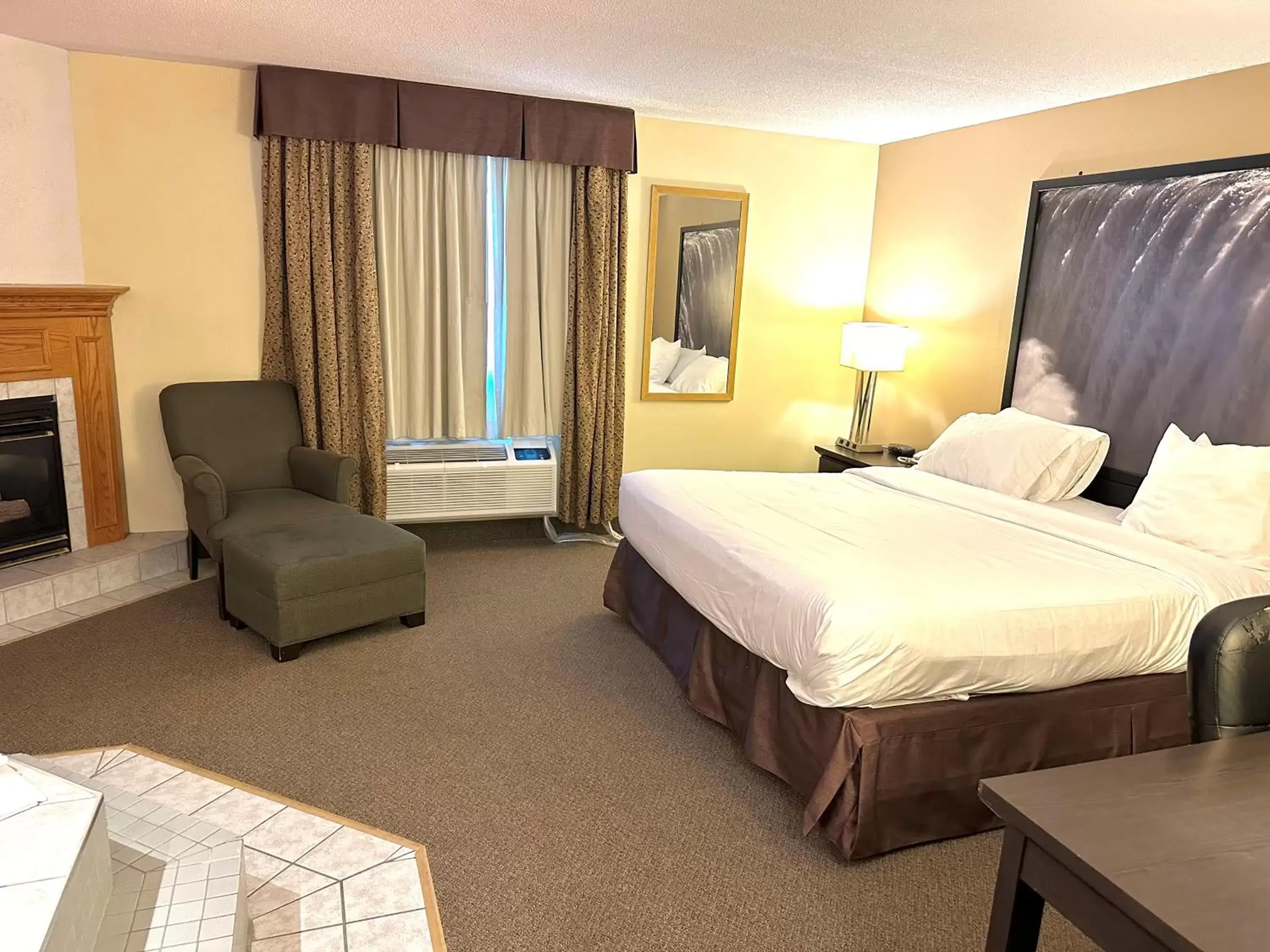 Bed in Super 8 by Wyndham Niagara Falls by the Falls