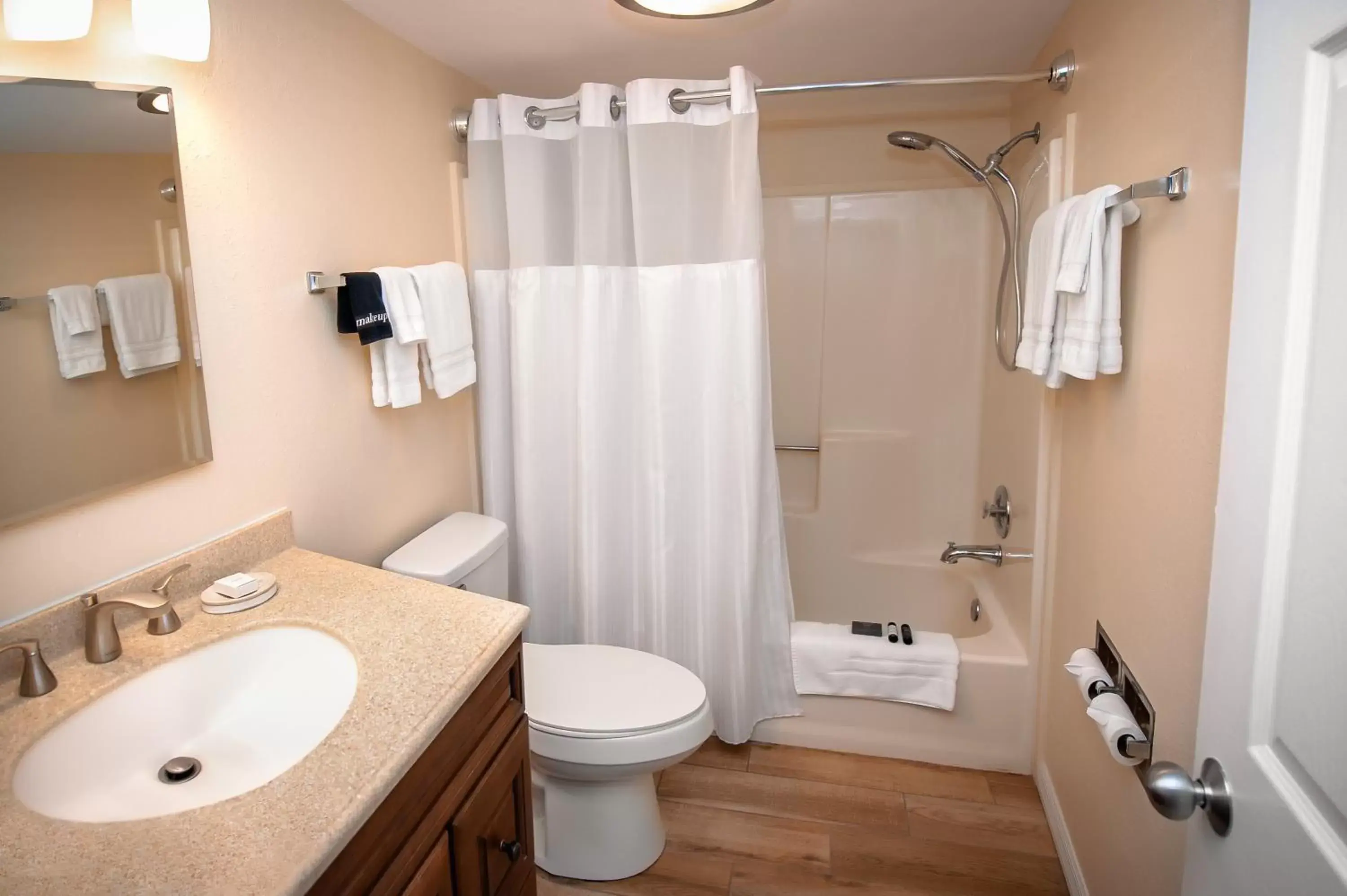 Bathroom in Cedar Cove Resort & Cottages